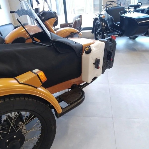 Bidons d'essence Overland Fuel sur side car Ural, accessoire Overland pour side-car Ural via Moto Side Aventure (concessionnaire sidecar Ural)