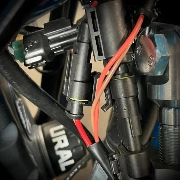Conector de 2 pines (hembra), accesorio para sidecar Ural a través de Moto Side Aventure (distribuidor de sidecares Ural)