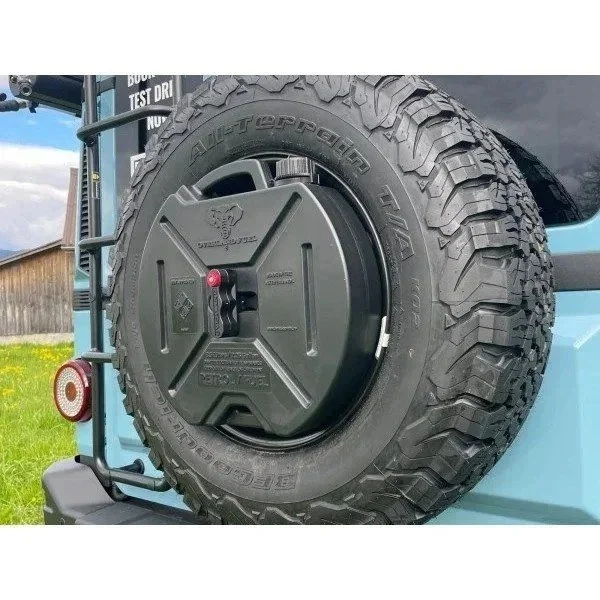 El bidón de gasóleo de 10 litros Overland Diesel forma parte de los accesorios de la marca Overland Fuel diseñados para los sidecares Ural.