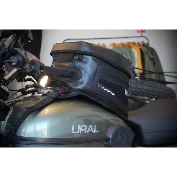 Sacoche de réservoir à sangles PRO Enduro WP, accessoire pour side-car Ural via Moto Side Aventure (concessionnaire sidecar Ural)