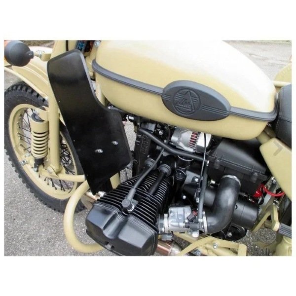 El juego de guardabarros para las piernas con fijación negro es un accesorio para sidecares Ural de Moto Side Aventure (distribuidor de sidecares Ural).