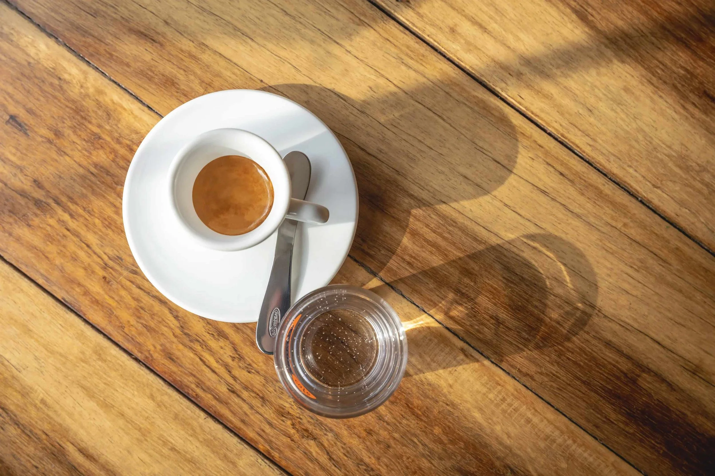 Espresso von oben in weißer Tasse auf Holztisch