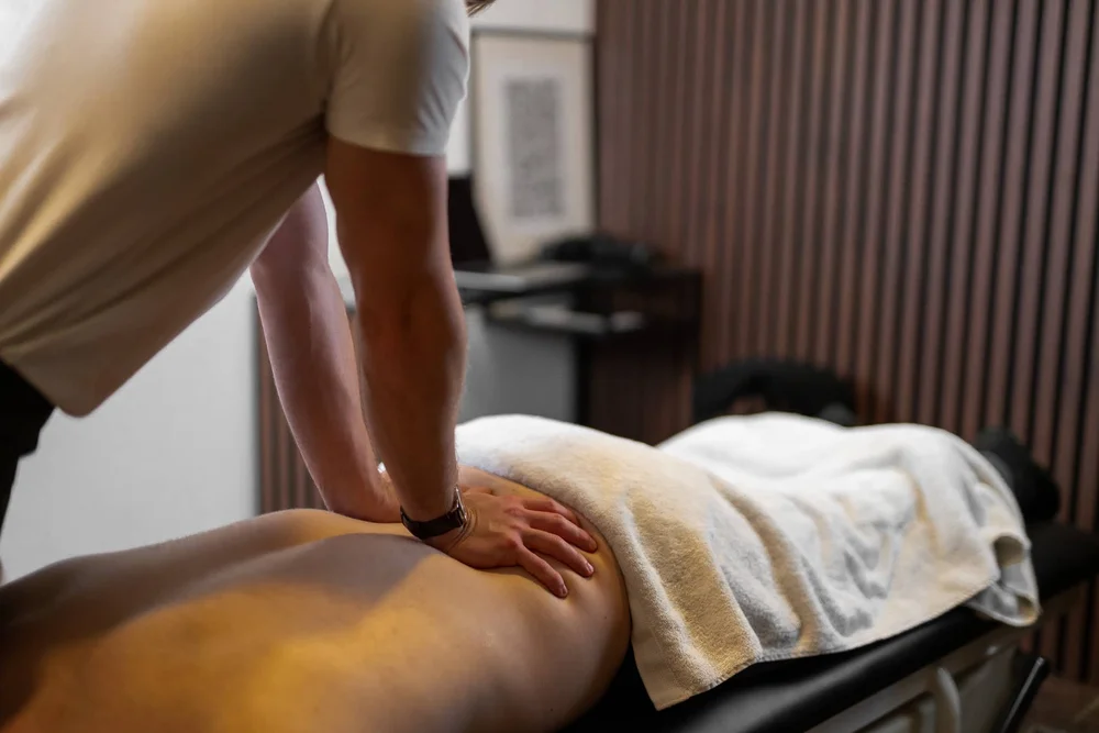 Mikael Nicklasson, legitimerad naprapat, behandlar en patient på Rostfri Naprapati i Vendelsö