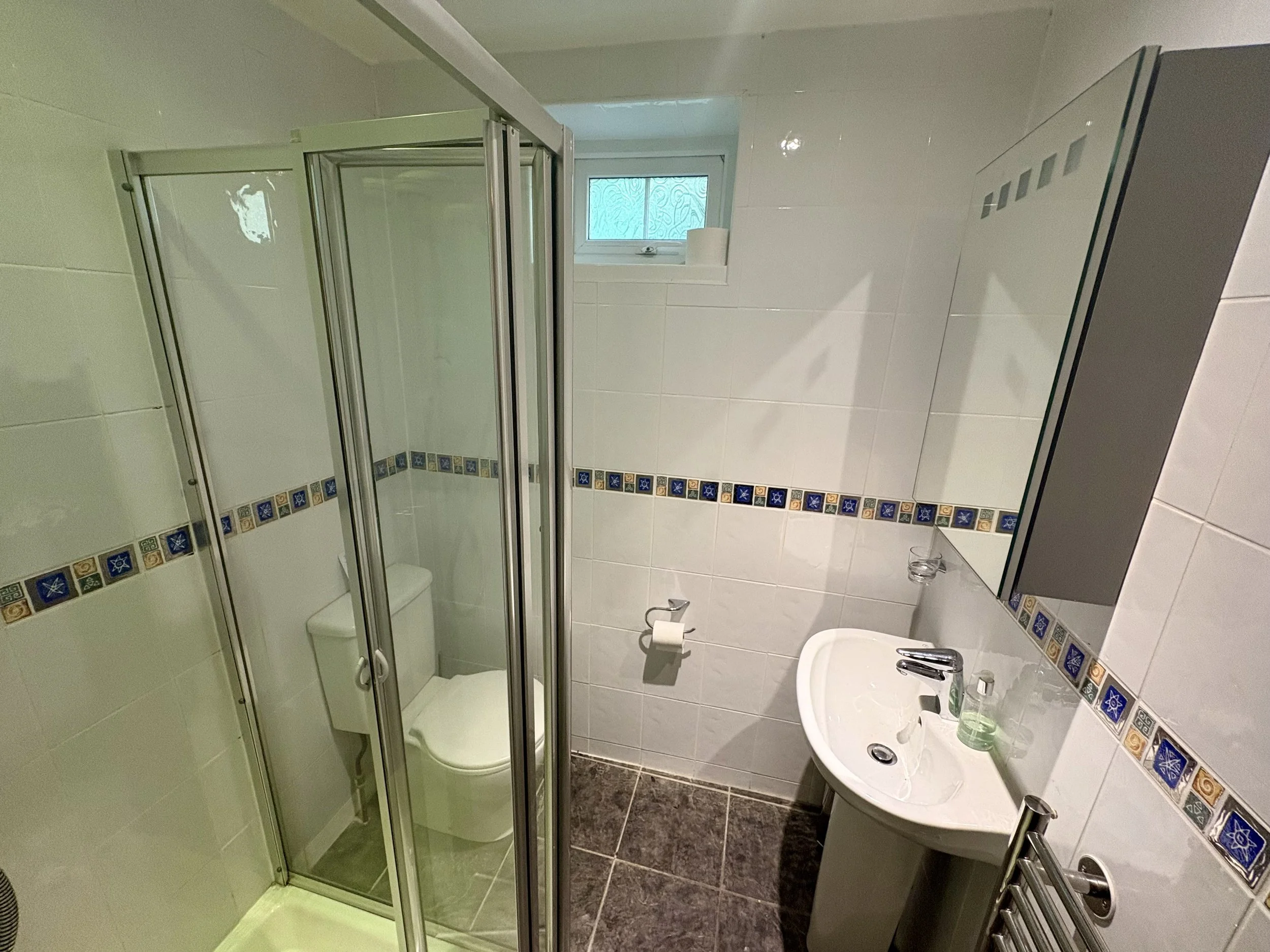CosyKingBathroom2.jpg
