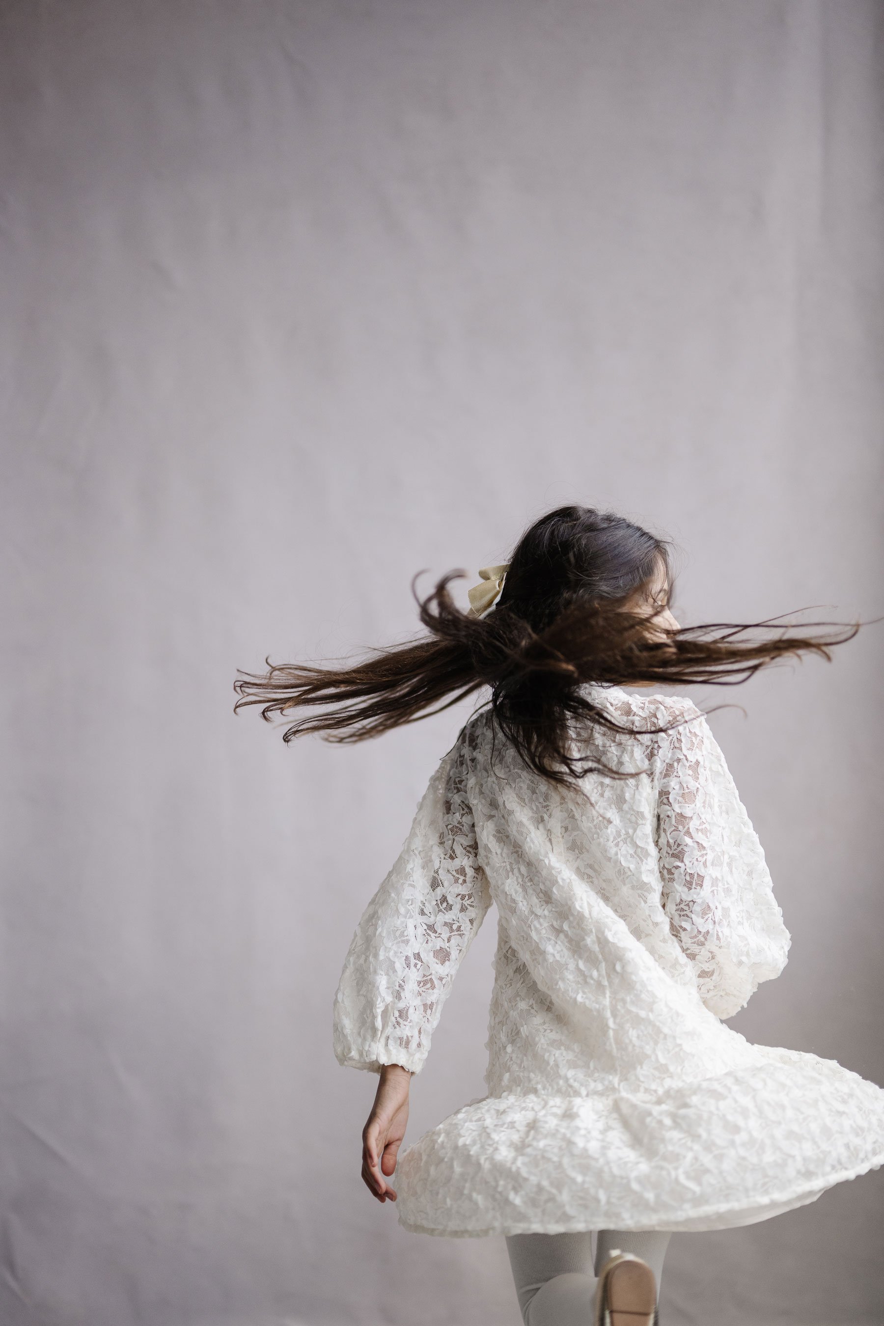  Pictures are a key part of cherishing childhood memories, like how your daughter is twirling nonstop in her magical childhood era. Carefree childhood capture memories fine art everyday #lifestylefamilyphotographer #heidileonardphotography #capturech