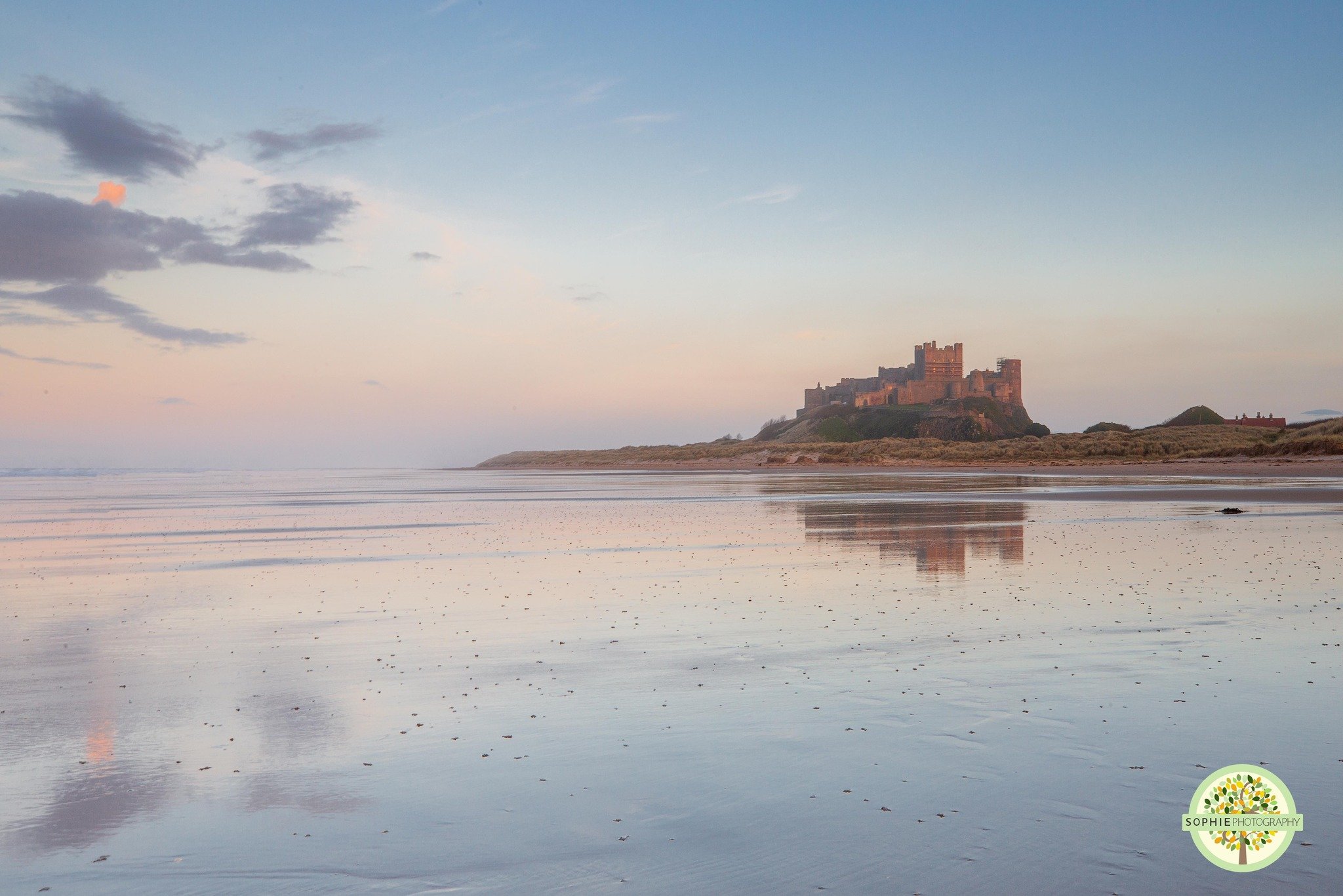 Is anybody else just completely sick of this weather we are having?! I am fed of grey skies, wind and rain! I want sunny evenings that I can spend on a beach, like this one, taken a few weeks back at Bamburgh Castle 🏖☀

 #sophiephotography #northeas