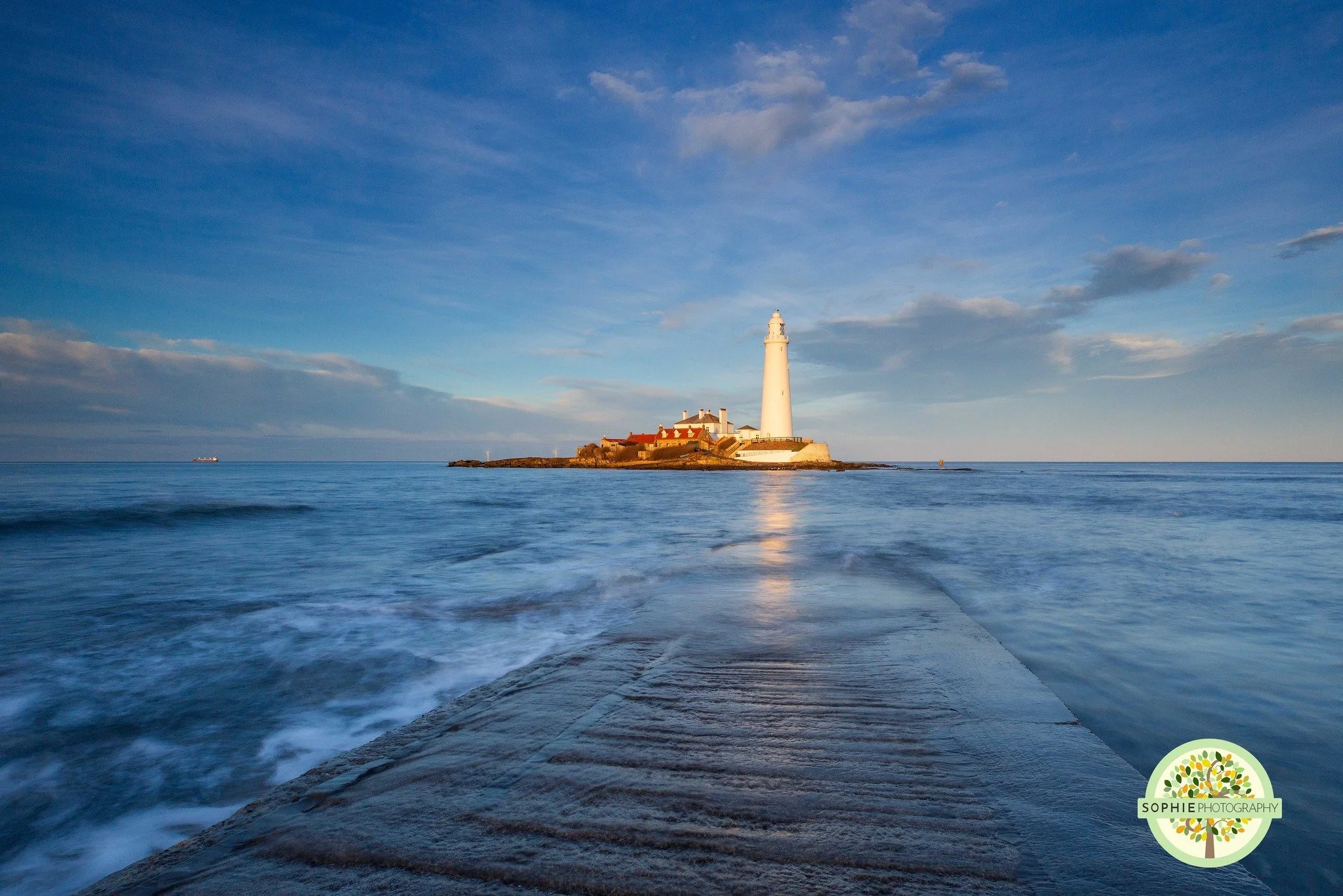 🌊✨ St Mary’s Lighthouse & Causeway ✨🌊
There’s something so special about St Mary’s Lighthouse – standing proudly on its little tidal island, only reachable when the sea reveals the causeway. One minute it’s hidden