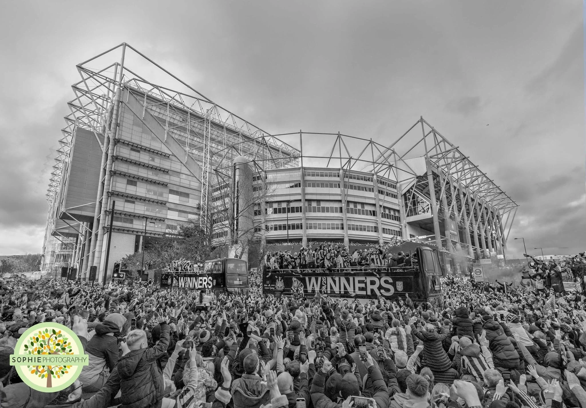 🖤⚪ One of My Proudest Captures ⚪🖤
This shot will always be special - the Newcastle United bus parade outside St James’ Park, celebrating their Carabao Cup win.
I stood waiting for hours to get this exact moment… my feet were frozen,