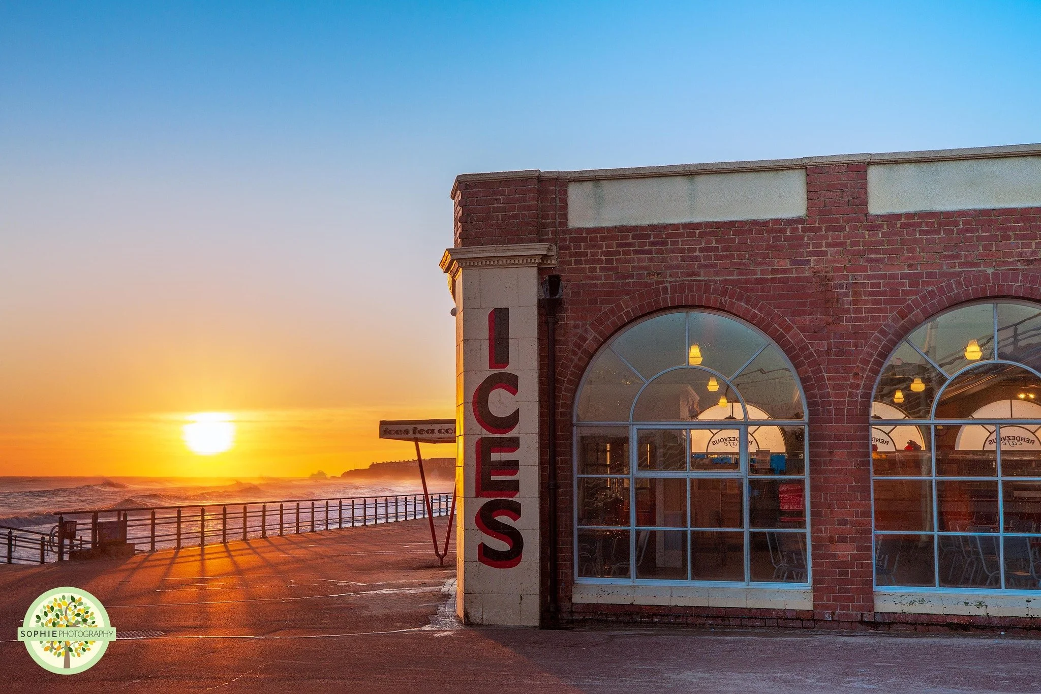 ☀️✨ Sunrise at the Rendezvous Café, Whitley Bay ✨☀️
There’s something so peaceful about Whitley Bay at sunrise - the stillness, the golden glow over the sand, and the Rendezvous Café standing quietly as the day begins.
This capt