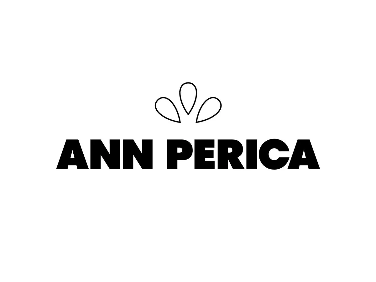 Schwarzer Schriftzug "ANN PERICA" mit einem minimalistischen Blumen-Dessin darüber auf weißem Hintergrund.