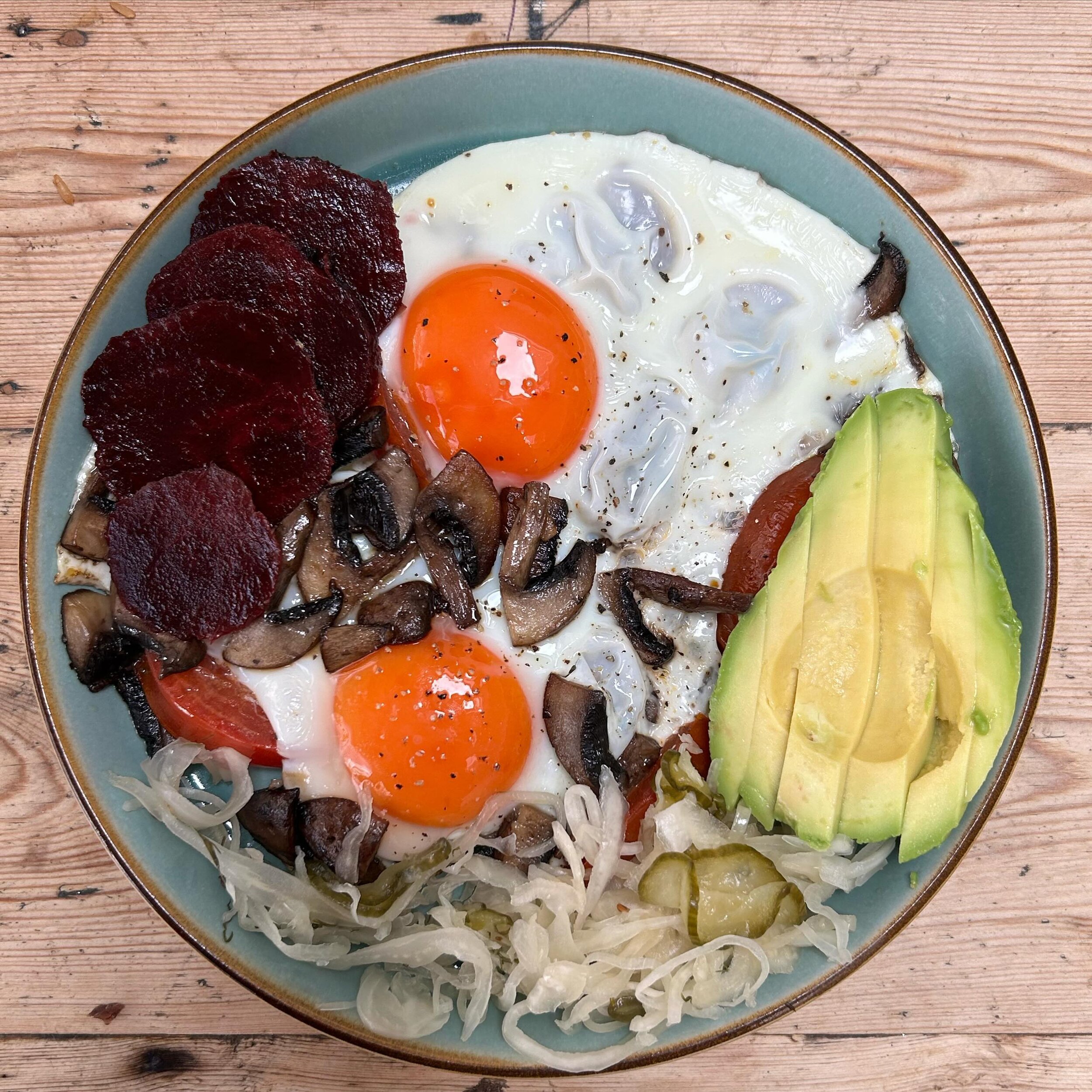 Weekend food inspiration. Pan fried sliced mushrooms and tomatoes, which I cracked two eggs into towards the end. Served with some slices of pre-cooked beetroot, sauerkraut and avocado. Many of my clients understand my love of beetroot, mushrooms and