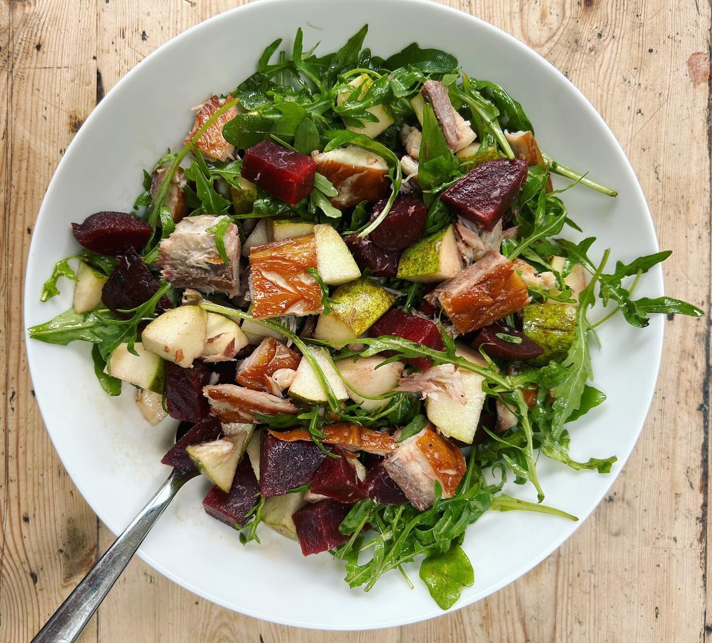 I&rsquo;ve been meaning to share this delicious salad suggestion for days, but keep forgetting 🤦&zwj;♀️. Inspired by a conversation with one of my fabulous clients about adding fruit to savoury dishes, I happened to have a perfect selection of items
