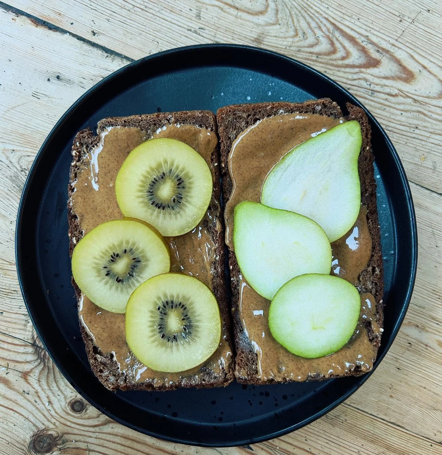 Saturday breakfast inspiration: rye toast with almond nut butter and golden kiwi/pear 🥝🍐. Wishing all of you a good weekend x