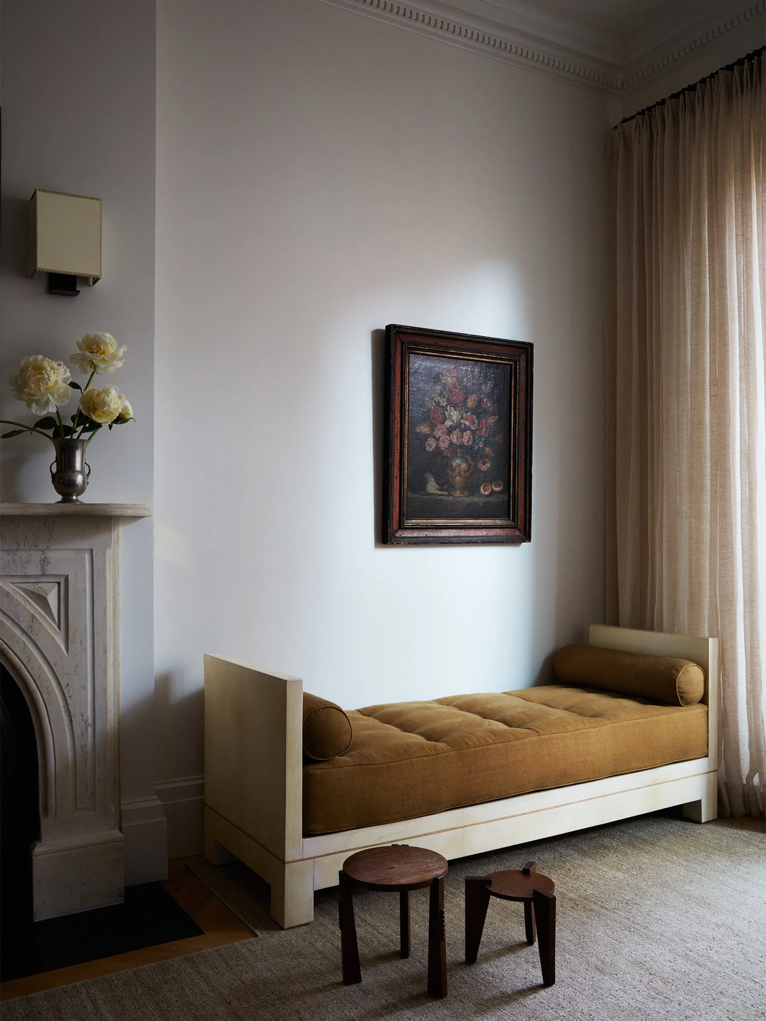 Living room chaise longue and fireplace