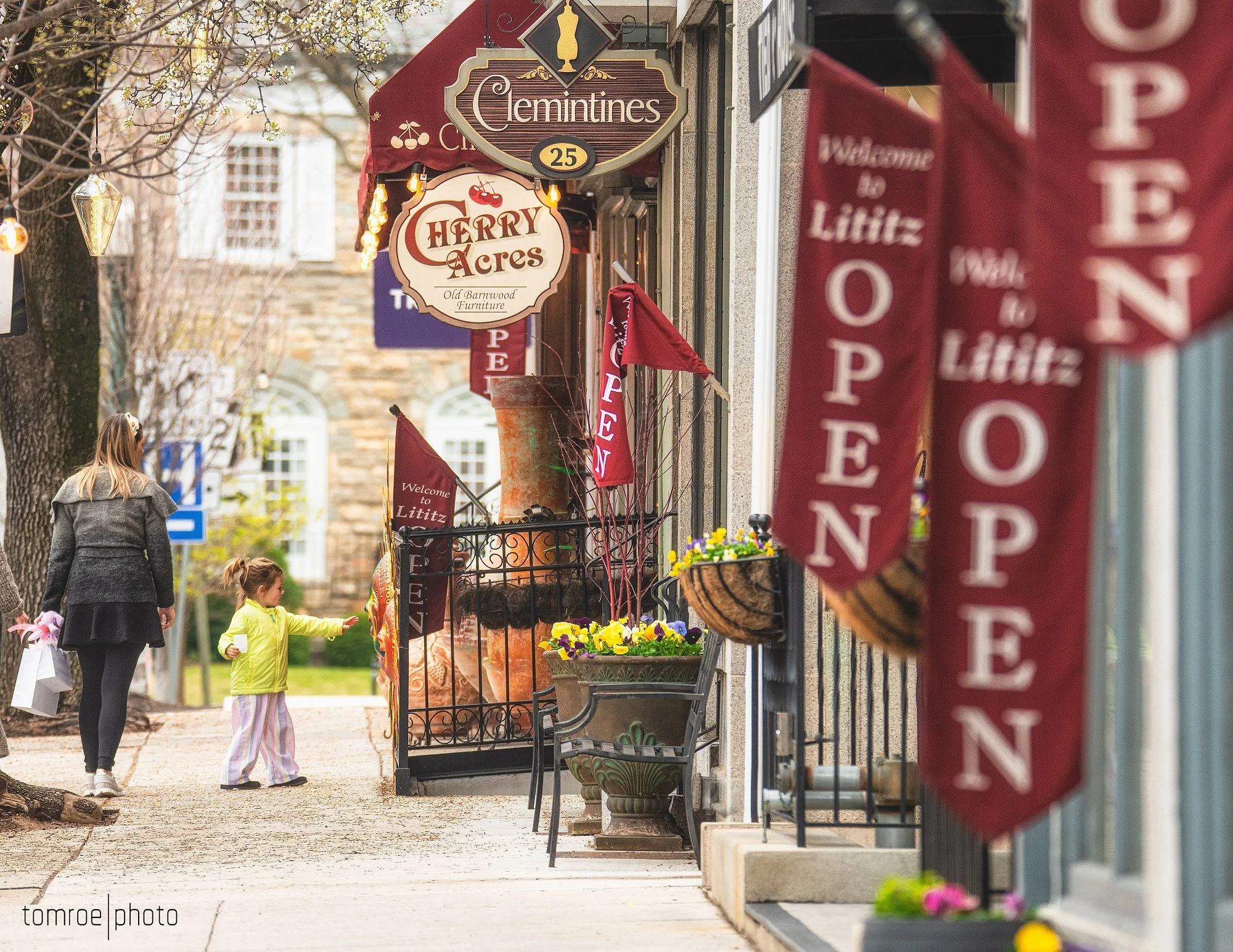 Lititz_Spring_Open_shops_girl_pointing_01.jpg