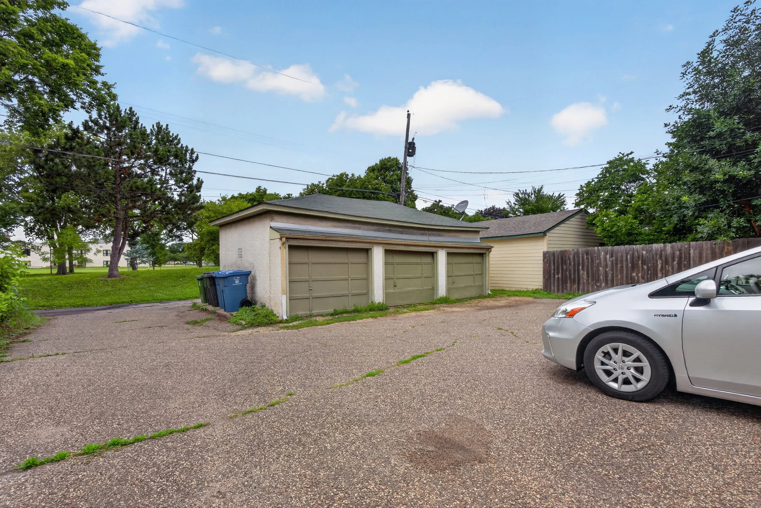 3 Private Garage Stalls