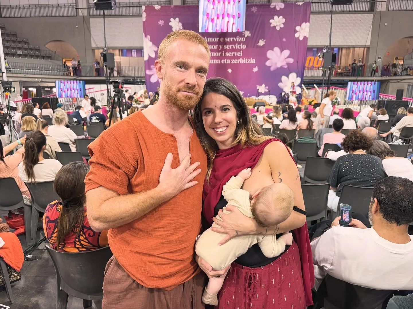 Nuestro hijo Camilo Shivaya, en brazos de @mataamritanandamayi es una bendición y muy importante para nosotros ❤️
Yo había escuchado hablar de Amma y su obra humanitaria pero no fue hasta que conocí a Ben en 2021 que empec&eacut