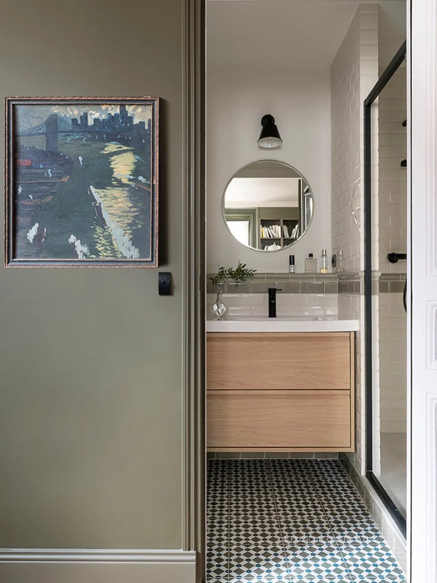 PARIS 14 &bull; R&eacute;novation compl&egrave;te d&rsquo;une maison familiale
C&ocirc;t&eacute; face du bureau biblioth&egrave;que, une petite salle d&rsquo;eau a &eacute;t&eacute; int&eacute;gr&eacute;e afin que chacun ait son espace privatif.
📸 :