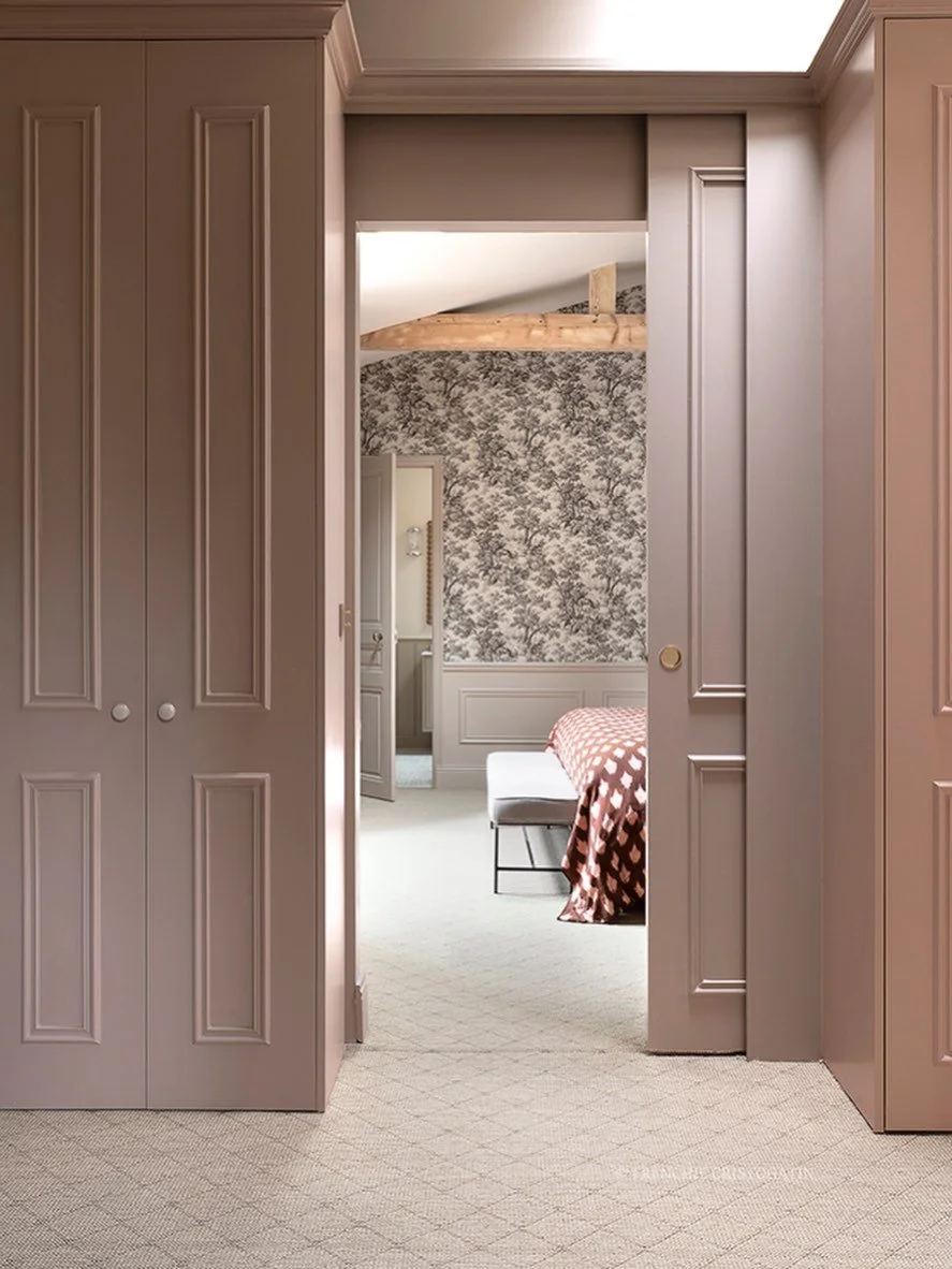 PARIS 14 &bull; R&eacute;novation compl&egrave;te d&rsquo;une maison familiale
Au dernier &eacute;tage de la maison, la suite parentale avec en enfilade un dressing, une chambre et une salle de bains. Pour r&eacute;v&eacute;ler tout le potentiel de c