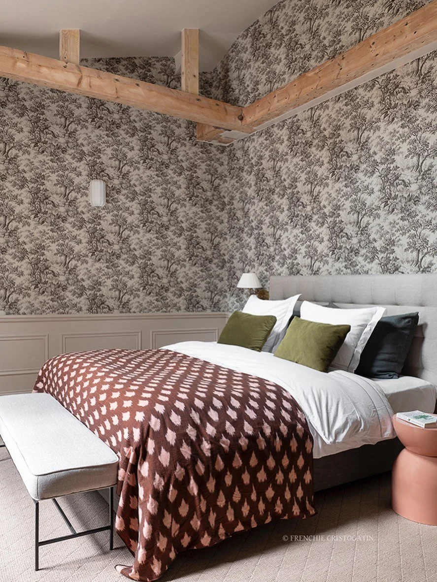 PARIS 14 &bull; R&eacute;novation compl&egrave;te d&rsquo;une maison familiale
Au dernier &eacute;tage de la maison, la suite parentale avec en enfilade un dressing, une chambre et une salle de bains. Pour r&eacute;v&eacute;ler tout le potentiel de c