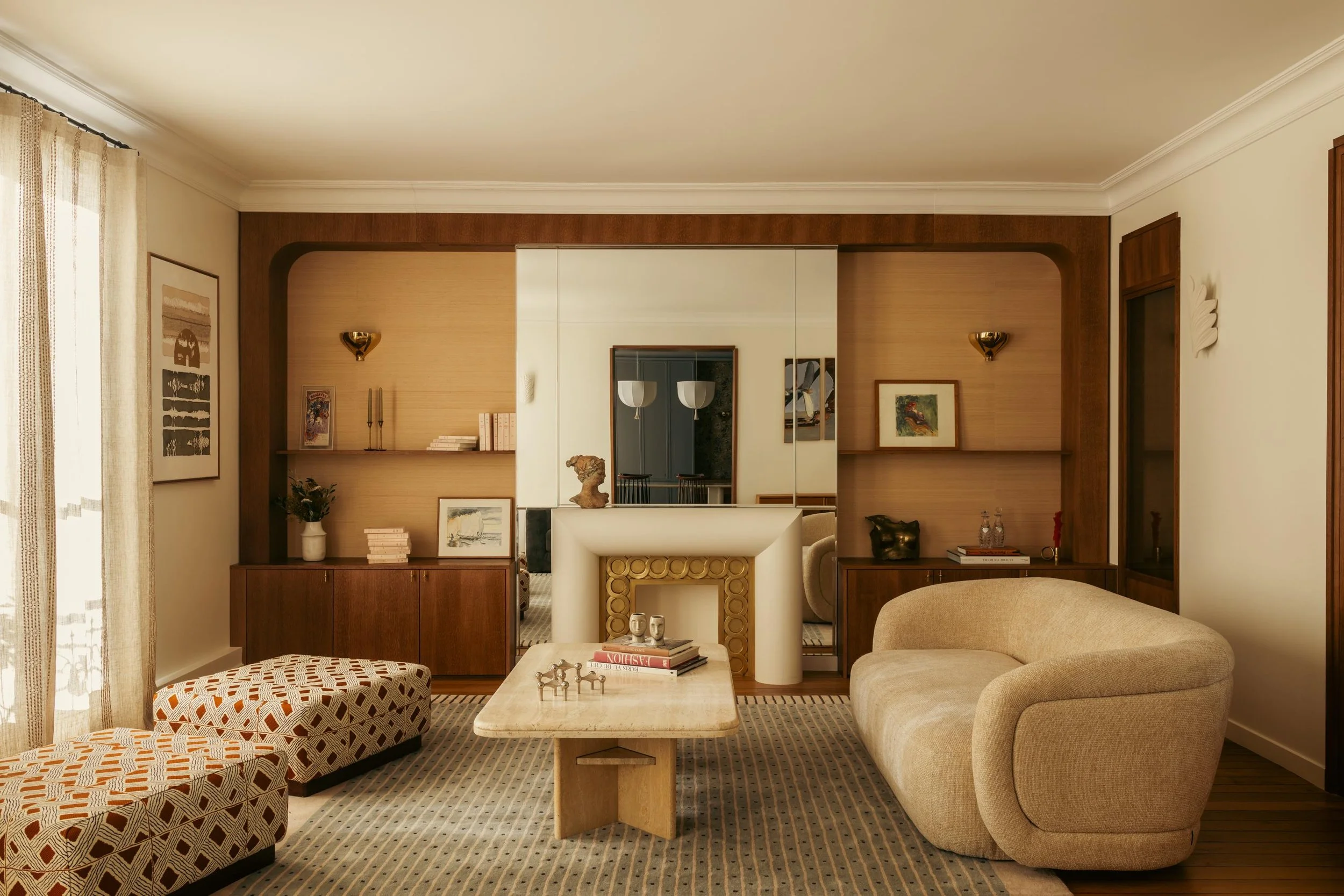PARIS 17 &bull; R&eacute;novation compl&egrave;te d&rsquo;un appartement familial
Le salon s&rsquo;articule autour d&rsquo;une chemin&eacute;e enti&egrave;rement sur mesure et d&rsquo;une menuiserie qui dissimule avec discr&eacute;tion un &eacute;cra