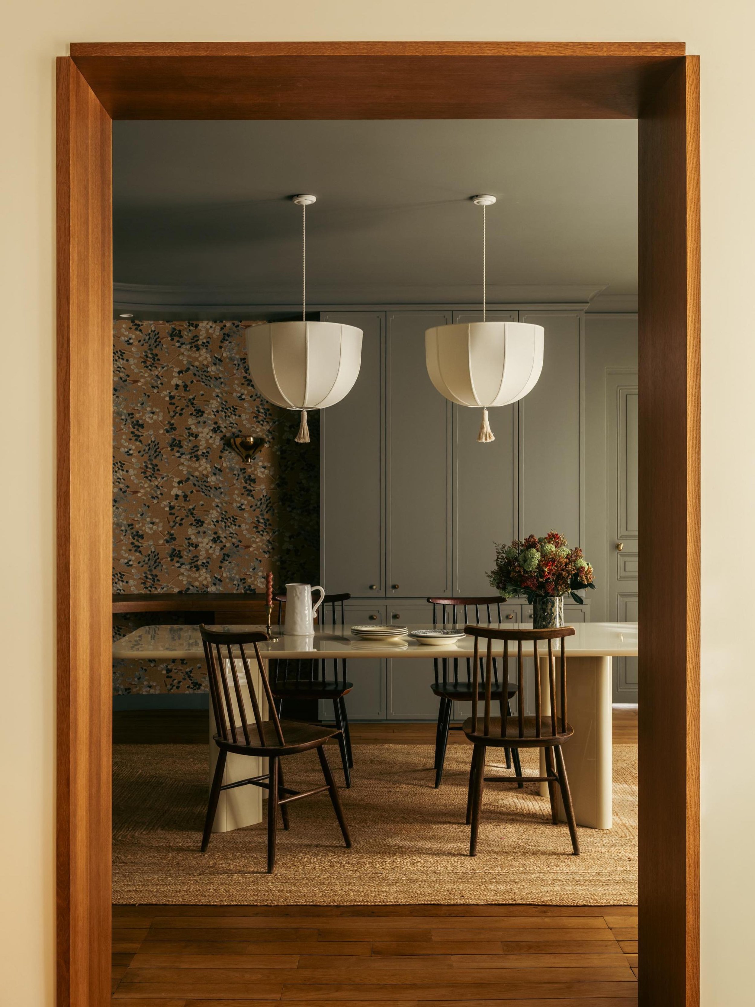 PARIS 17 &bull; R&eacute;novation compl&egrave;te d&rsquo;un appartement familial

La salle &agrave; manger a conserv&eacute; ses proportions d&rsquo;origine mais les menuiseries ont toutes &eacute;t&eacute; repens&eacute;es en lien avec le reste du 