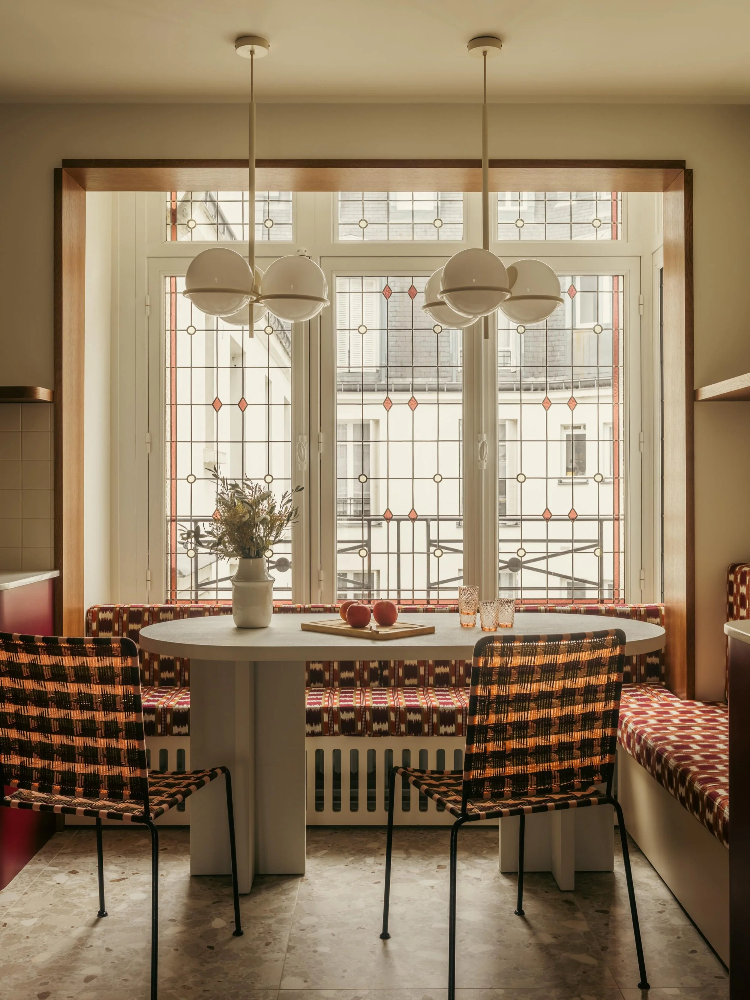 PARIS 17 &bull; R&eacute;novation compl&egrave;te d&rsquo;un appartement familial

La cuisine a &eacute;t&eacute; d&eacute;plac&eacute;e et enti&egrave;rement repens&eacute;e pour devenir le c&oelig;ur de l&rsquo;appartement. Une banquette sur mesure