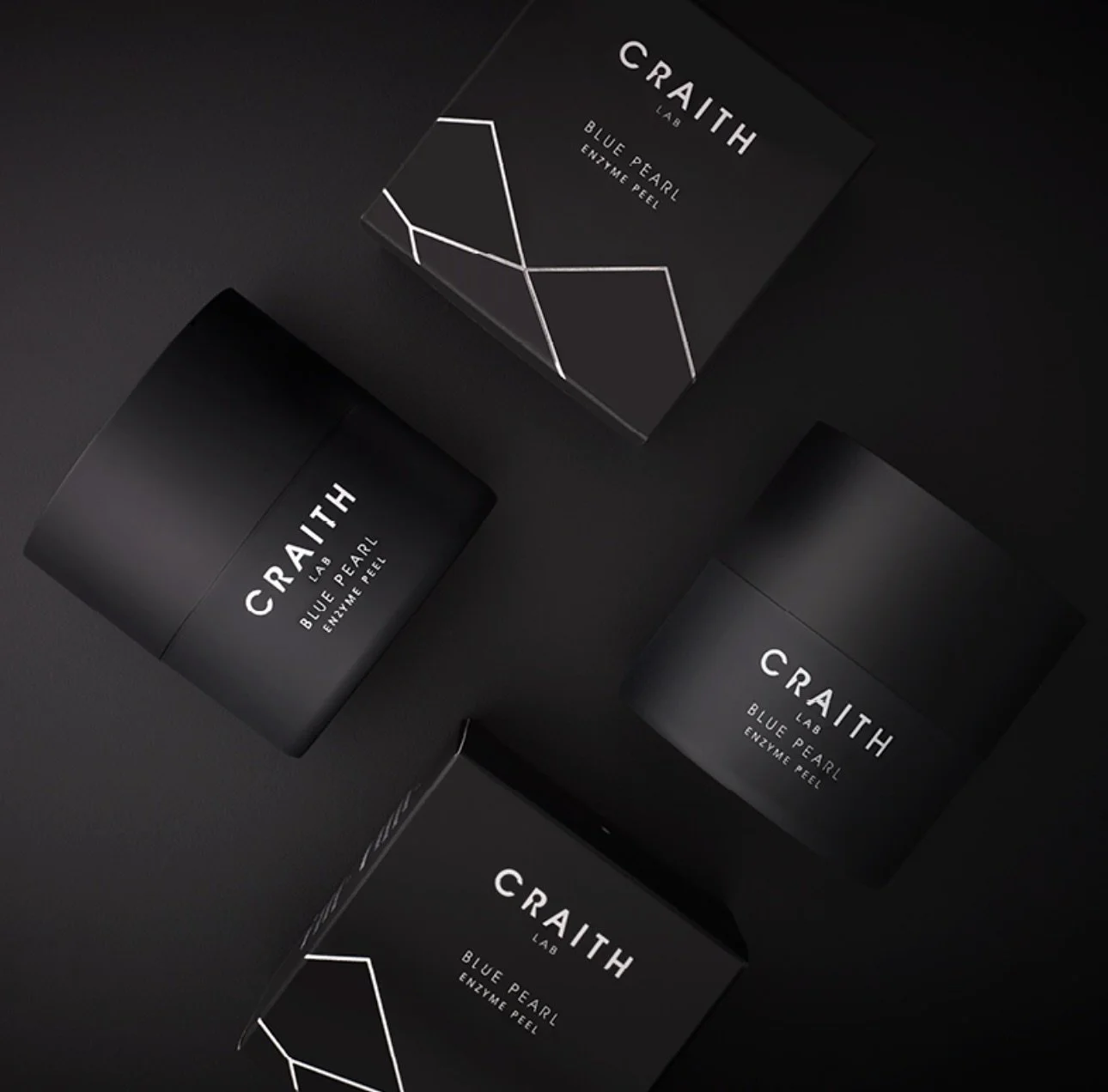 De huid is meer dan wat je ziet, het is je grootste orgaan en verdient de beste verzorging.
Craith Lab onderscheidt zich door zijn microbiome-friendly formules: ze ondersteunen het natuurlijke evenwicht van de huidflora in plaats van het te verstoren