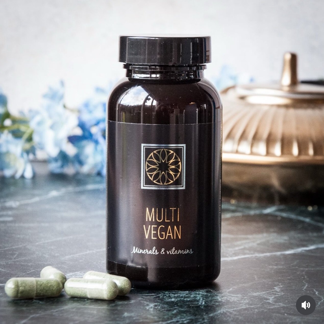 Multivitamine in de winter.
In de winter vraagt je lichaam n&eacute;t wat meer. Minder zonlicht, lagere energie en een hogere weerstandsvraag maken een multivitamine onmisbaar.