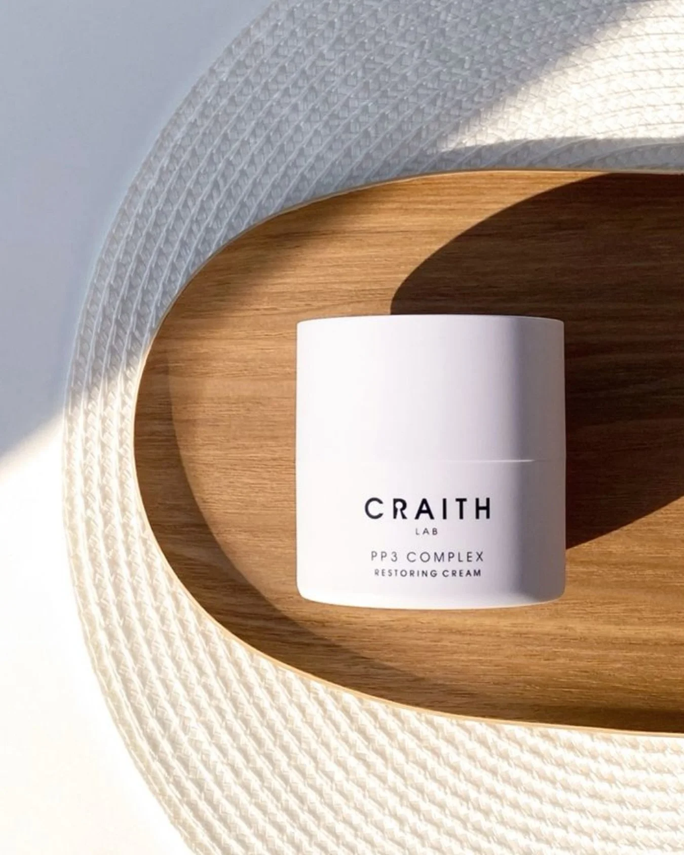 Herstel begint in de huid zelf.

De Craith Lab PP3 Complex Restoring Cream ondersteunt het natuurlijke herstelproces van de huid en helpt de huidbarri&egrave;re te versterken.

Resultaat:
een gevoede, rustige en veerkrachtige huid.

Skincare die verd