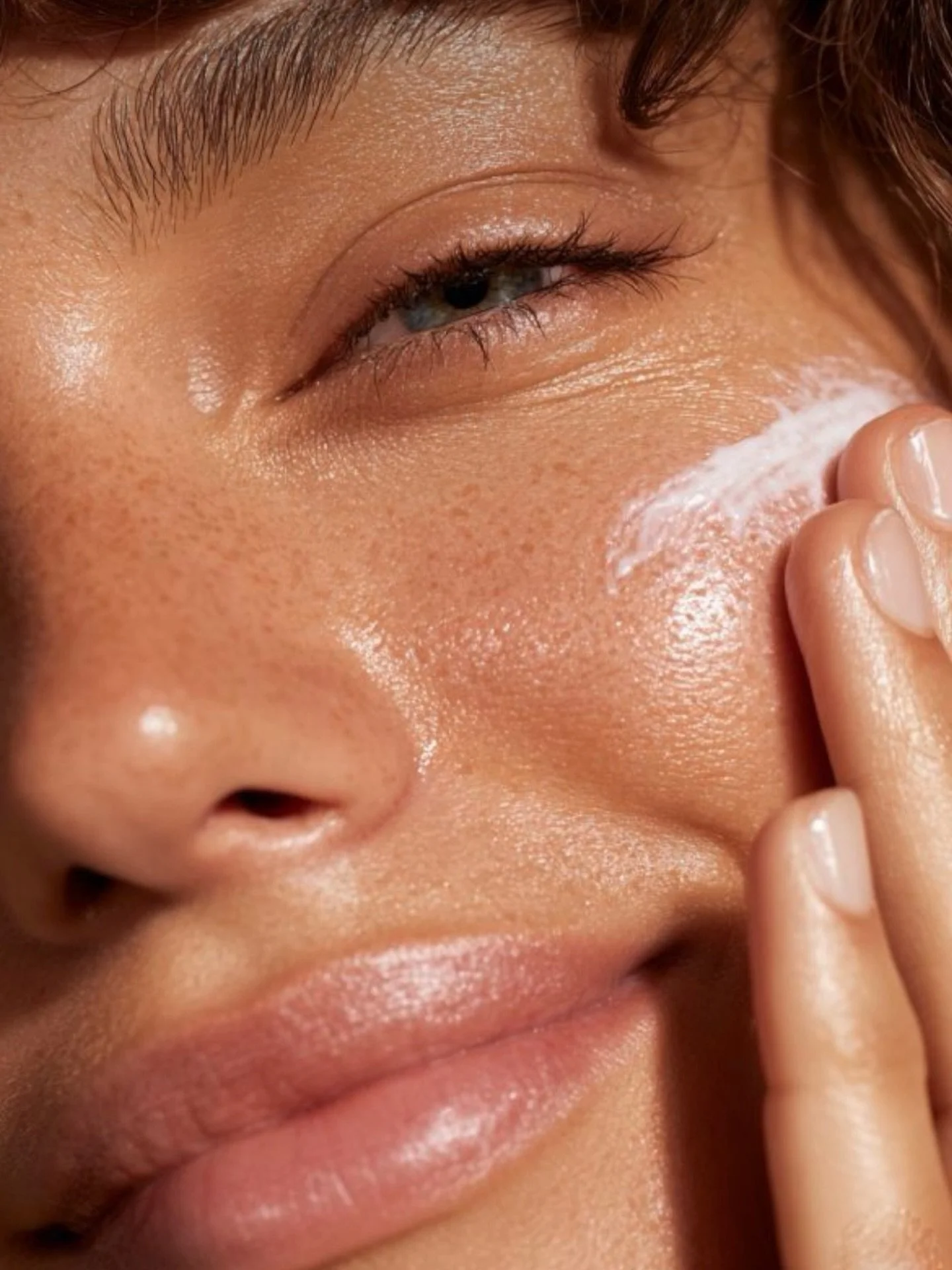 Een gezonde huid begint met bescherming.

Dagelijkse SPF beschermt tegen UV-schade en helpt vroegtijdige huidveroudering te voorkomen.

Een kleine stap in je routine, met een groot verschil voor je huid.