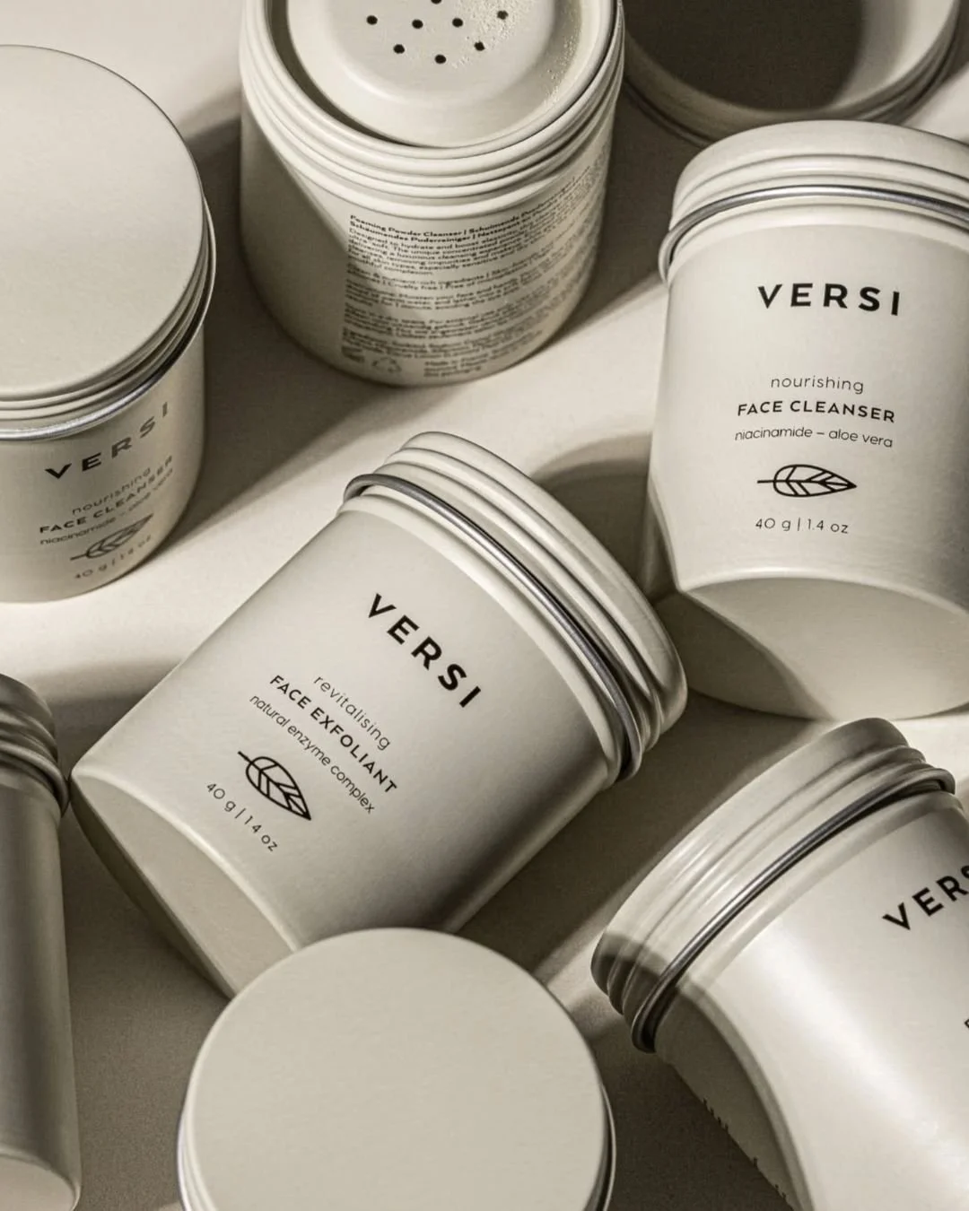 Nieuw in de salon ✨

Versi doet het anders: geconcentreerde, waterarme formules vol actieve ingredi&euml;nten die je huid &eacute;cht iets geven. Ze reinigen mild, voeden intens en helpen de huid in balans te brengen zonder onnodige toevoegingen.

Me