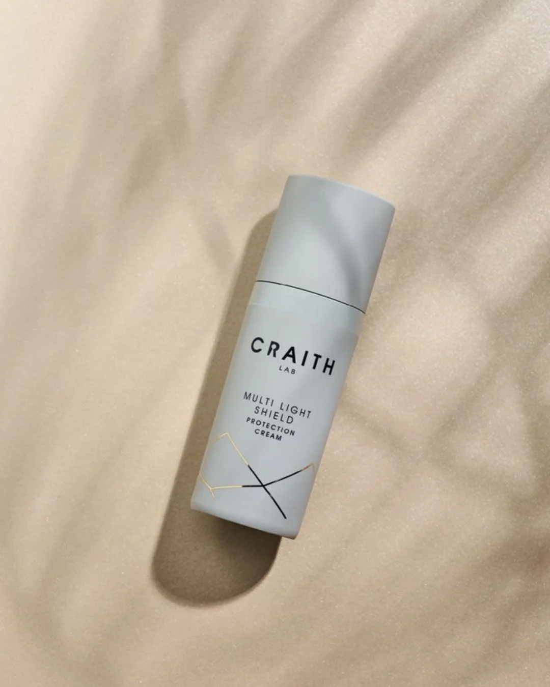 Deze multi light protection cream beschermt je huid niet alleen tegen UV, maar ook tegen invloeden van buitenaf die je huid dagelijks belasten.

Lichtgewicht, verzorgend en perfect voor elke dag. Voor een huid die beschermd is &eacute;n blijft strale