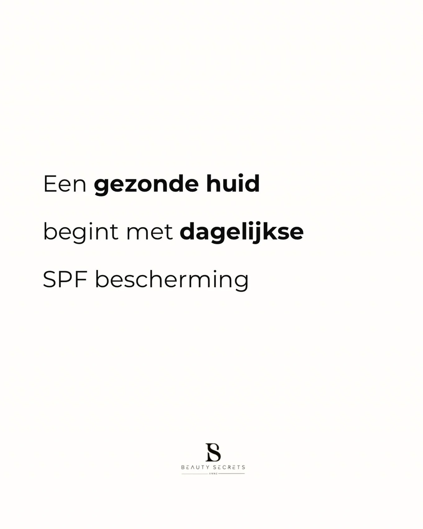 Een gezonde huid begint niet bij een cr&egrave;me, maar bij dagelijkse SPF-bescherming. ☀️
Zeker tijdens de zomermaanden is SPF onmisbaar om je huid te beschermen tegen vroegtijdige huidveroudering, pigmentvlekjes en zonschade. Want hoe goed je skinc