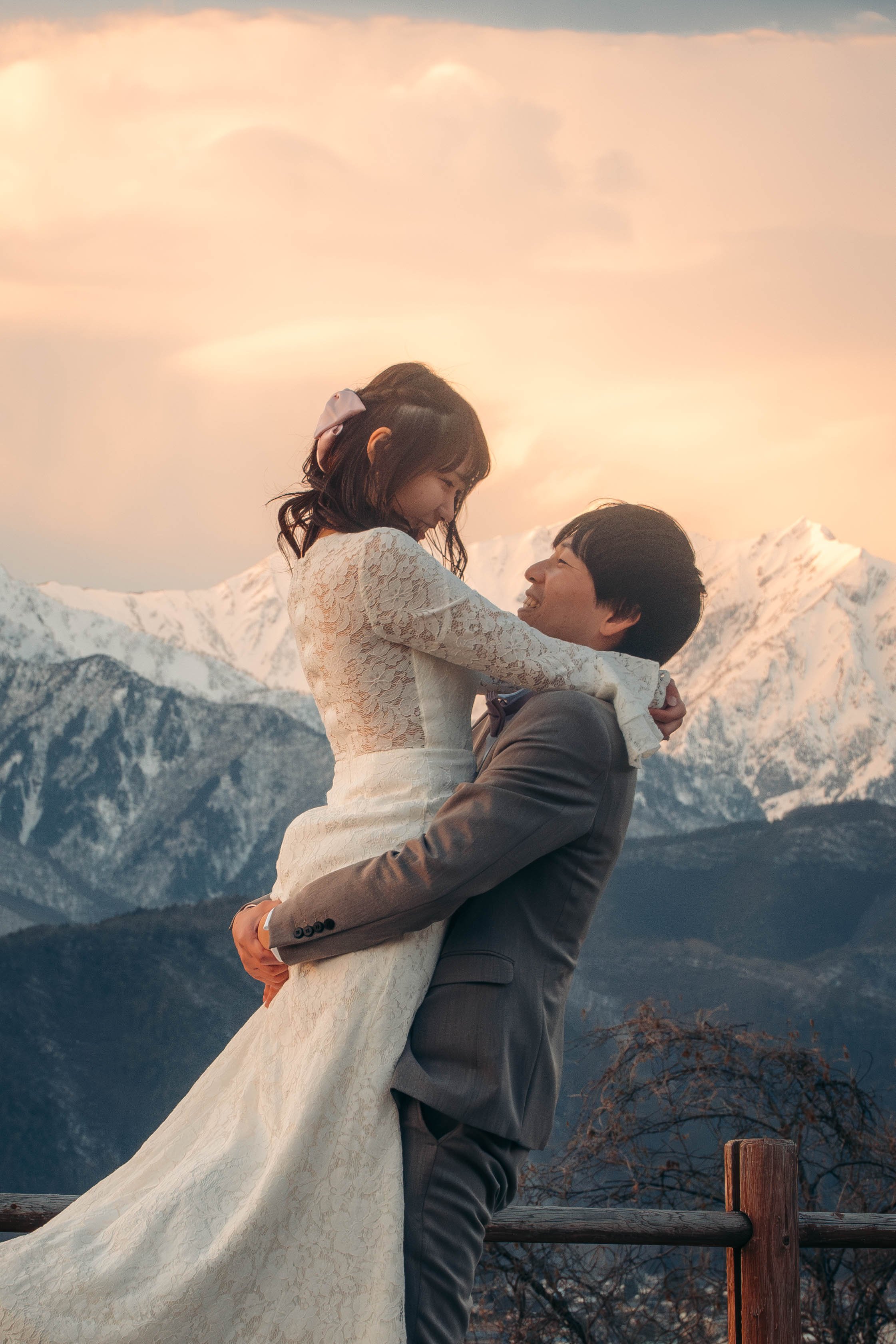 日に照らされる雪山で。