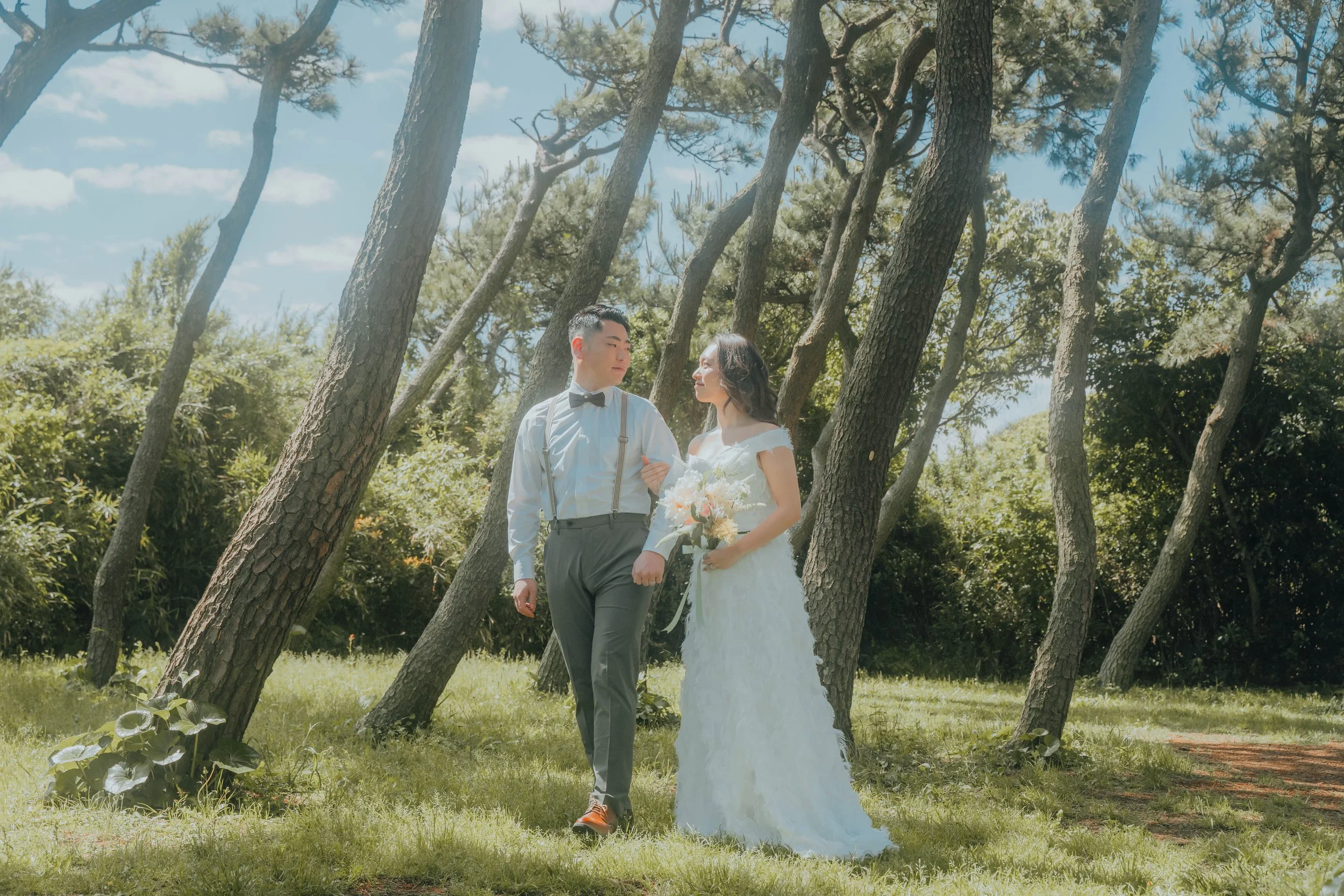 木漏れ日の木々の中で。