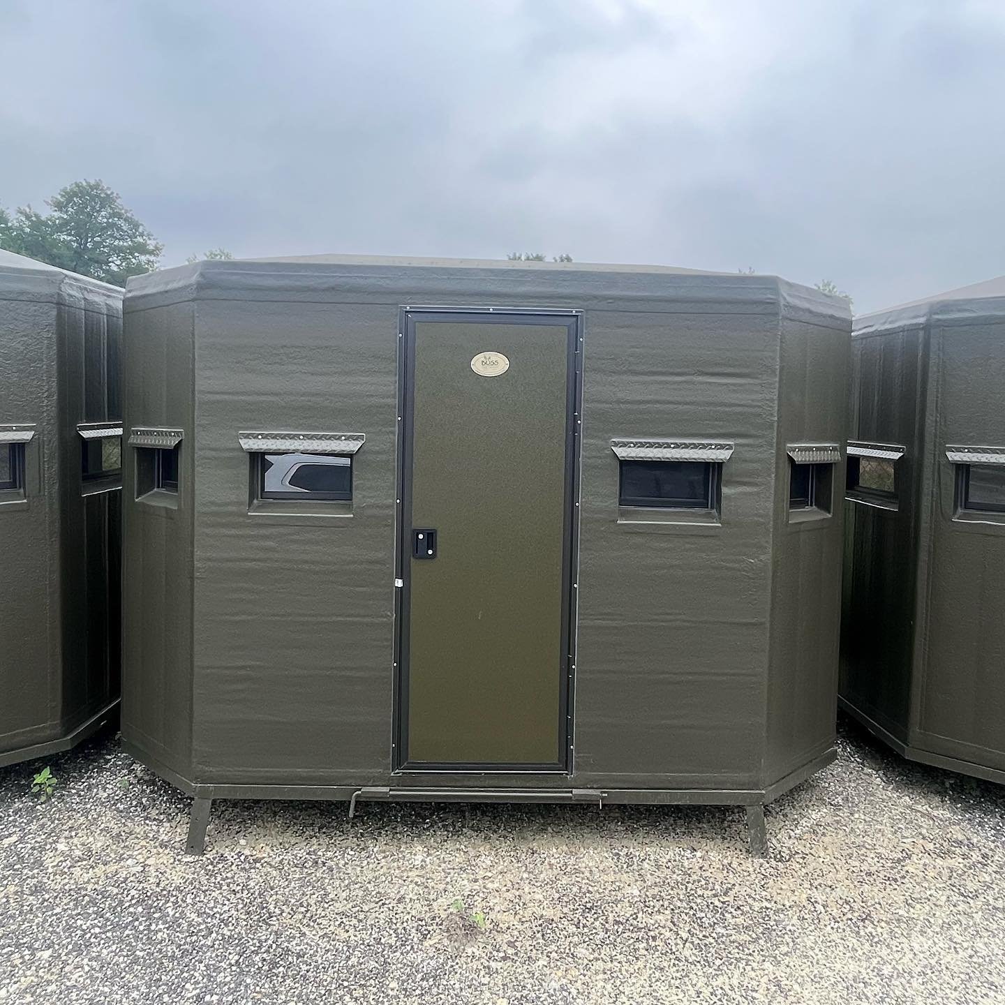 Our 7x10 High Roller 360 with added curtain kits and molded shelving would be the perfect addition to a ranch or lease! 🦌 #bossdoesitbest #bossgamesystems #bossdoescustom #bossblind #texashunting #hunting #deerseason #deerblind #ranchlife #deerlease
