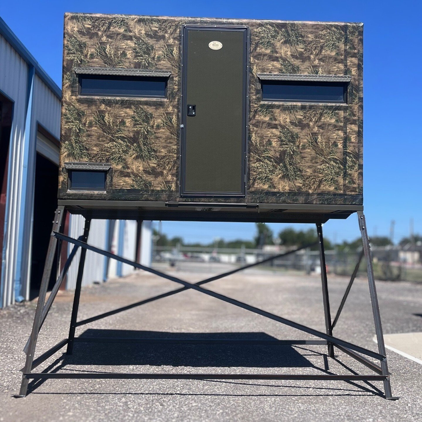 This 6x10 Real Tree Camo blind with custom shelving and lowered kid windows left the yard yesterday. 

What can we customize for your family's hunting season? 

#bossdoescustom #bossblinds #bossgamesystems #bossisbest #deerhunting #deerblind #deersea