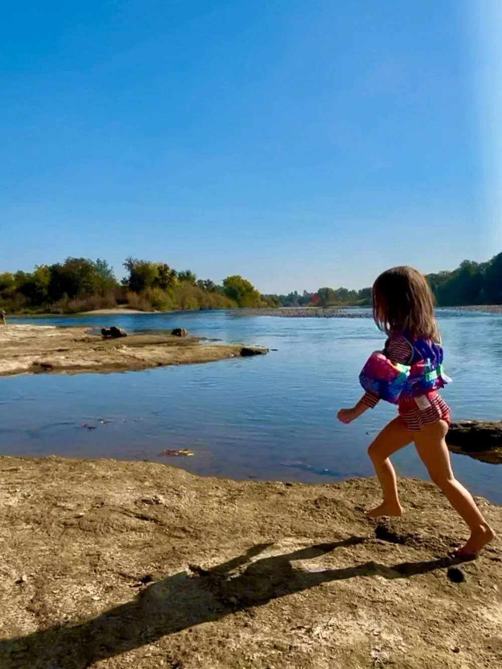 Little legs require little adventures, which is why Sarah Court seemed like just the spot to bring @exploresacliving and her mid-morning group. 
When the river is low, the clay banks right below the parking lot have plenty of room to throw down a pi