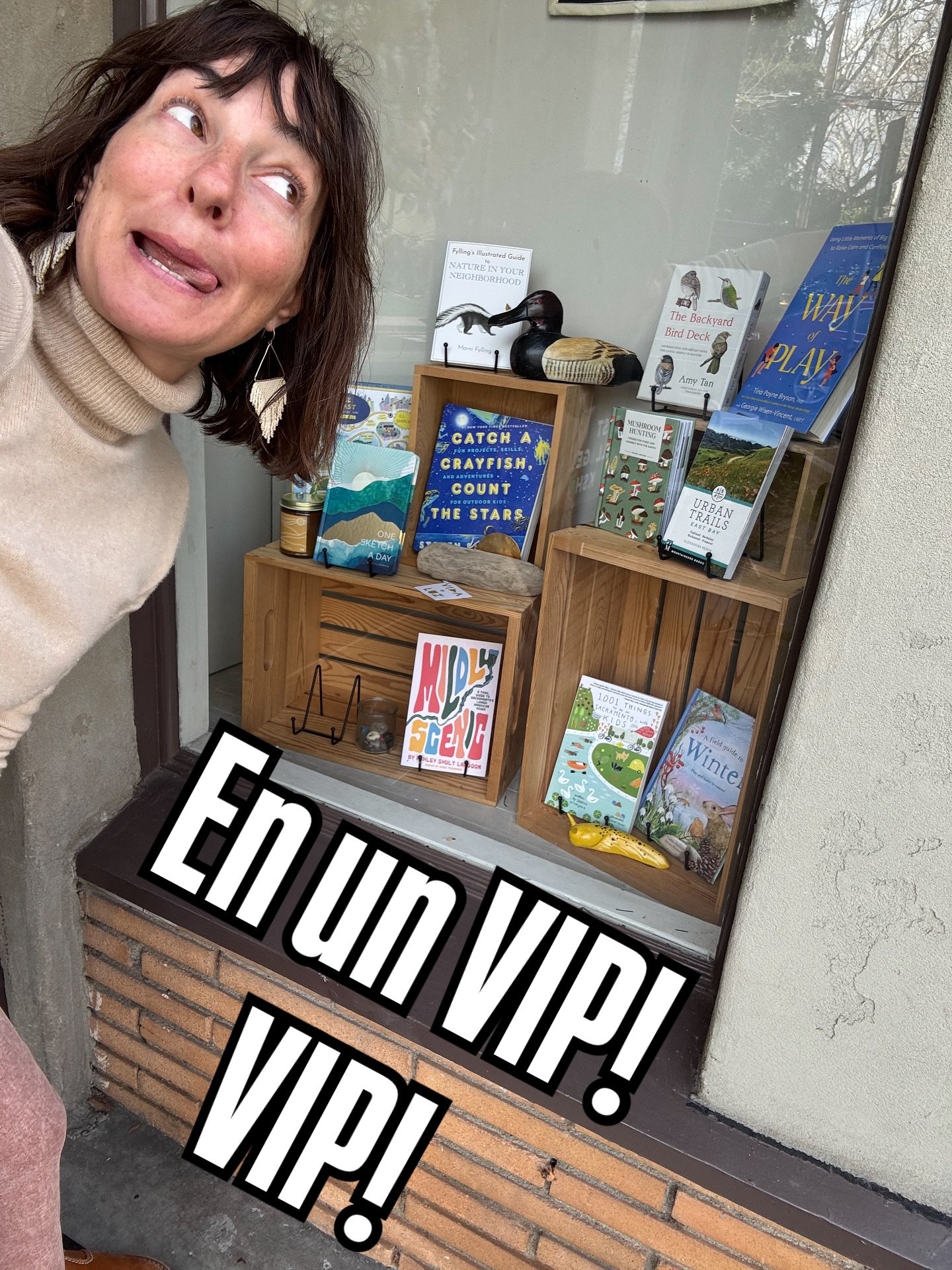 📸 Me tir&eacute; un shelfie &mdash; say cheese!🧀 

Mildly Scenic sitting pretty in the VIP window @eastvillagebookshop, snuggled up next to other local authors like @marnifylling and @sabnishijima and even the greats like @amytanwriter (ay! 💎)

#m