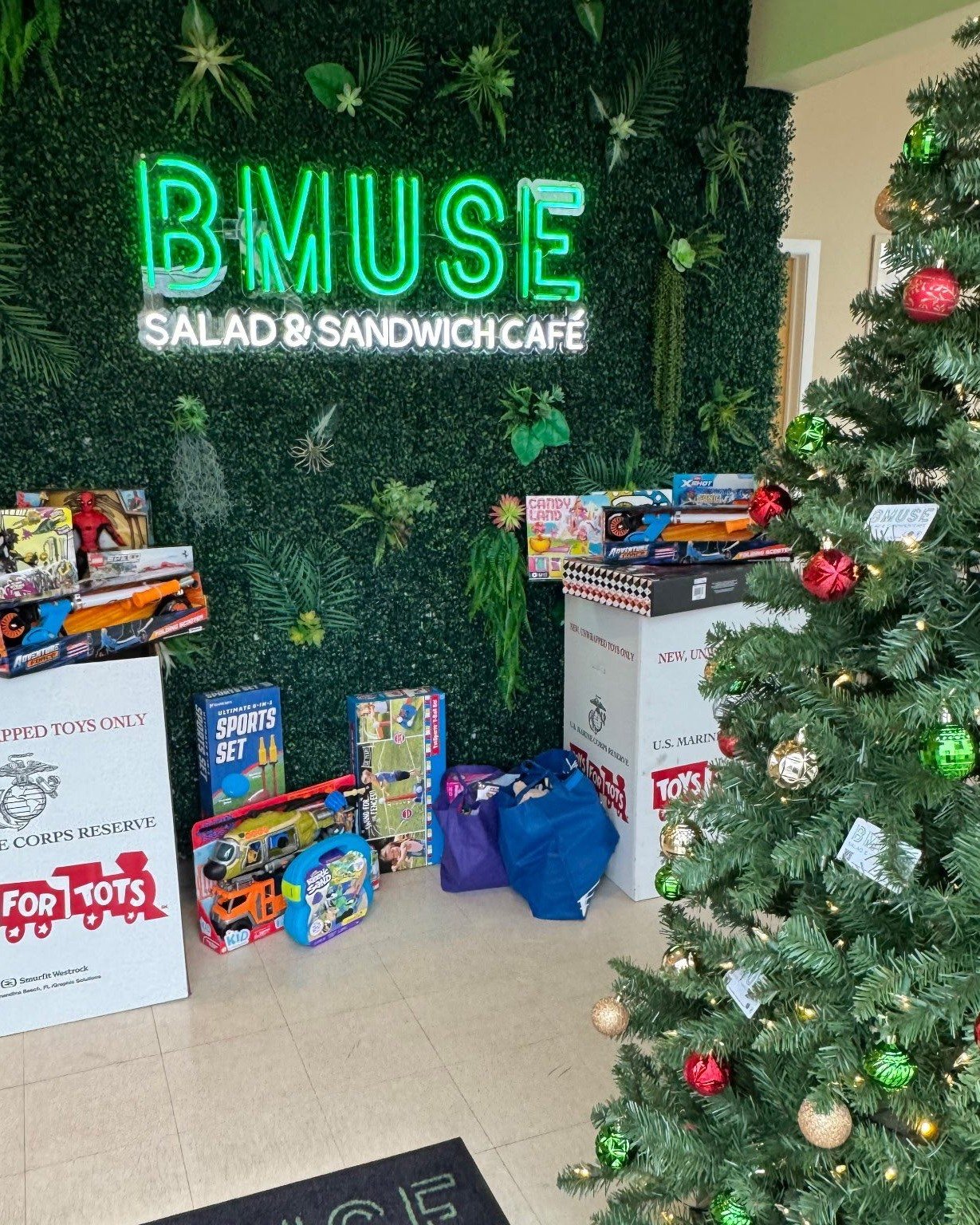 Many thanks to this wonderful community for stopping by our Toys for Tots event this weekend!  We appreciate the support and the generosity in filling 2 boxes with toys!
.
.
.

#ctfoodie #foodofct #lunchtime #ctcafe #wallingfordeats #newhavencountyfo