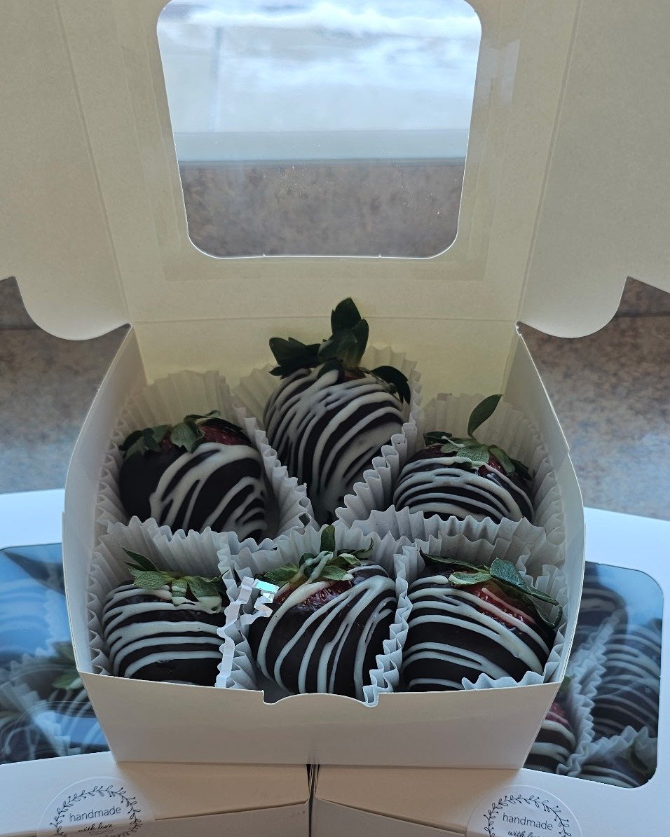 Chocolate dipped pretzels &amp; strawberries are available in cafe.  Stop by and treat yourself!

Open until 3 pm today
Visit 665 N Colony Rd, Wallingford 
.
.
.
.

#ctfoodie #foodofct #lunchtime #ctcafe #wallingfordeats #newhavencountyfood #foodofne