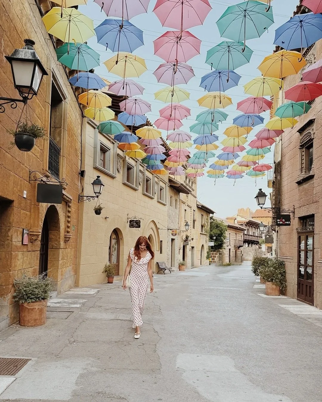 From seaside lunches in Sitges to Gaud&iacute;&rsquo;s masterpieces in Barcelona&hellip; umbrella skies, music halls, and endless beauty around every corner. 🌹