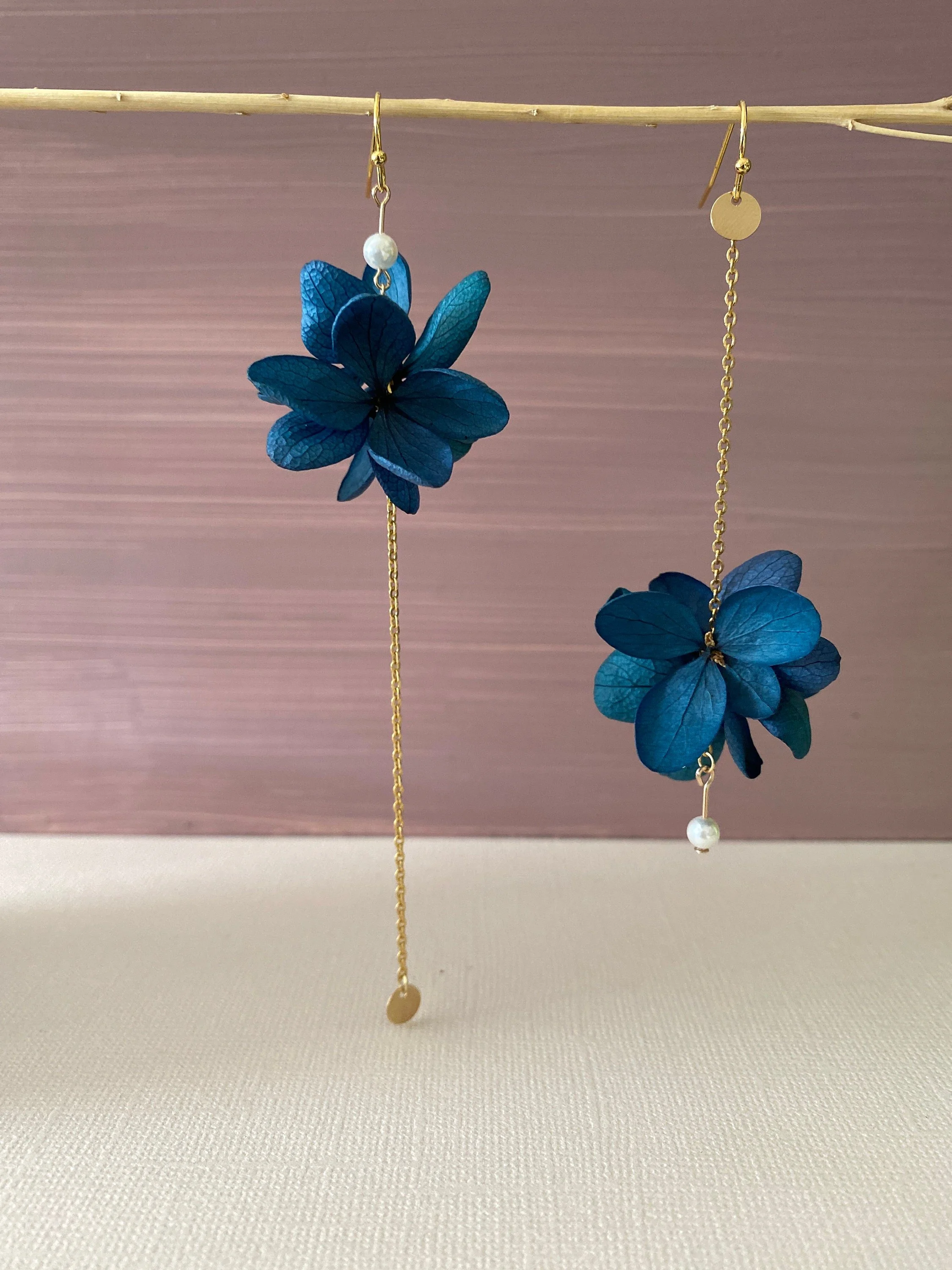 Boucles d'oreilles pendantes en fleurs naturelles stabilisées et perle authentique--GRACE bleu indigo (copie)