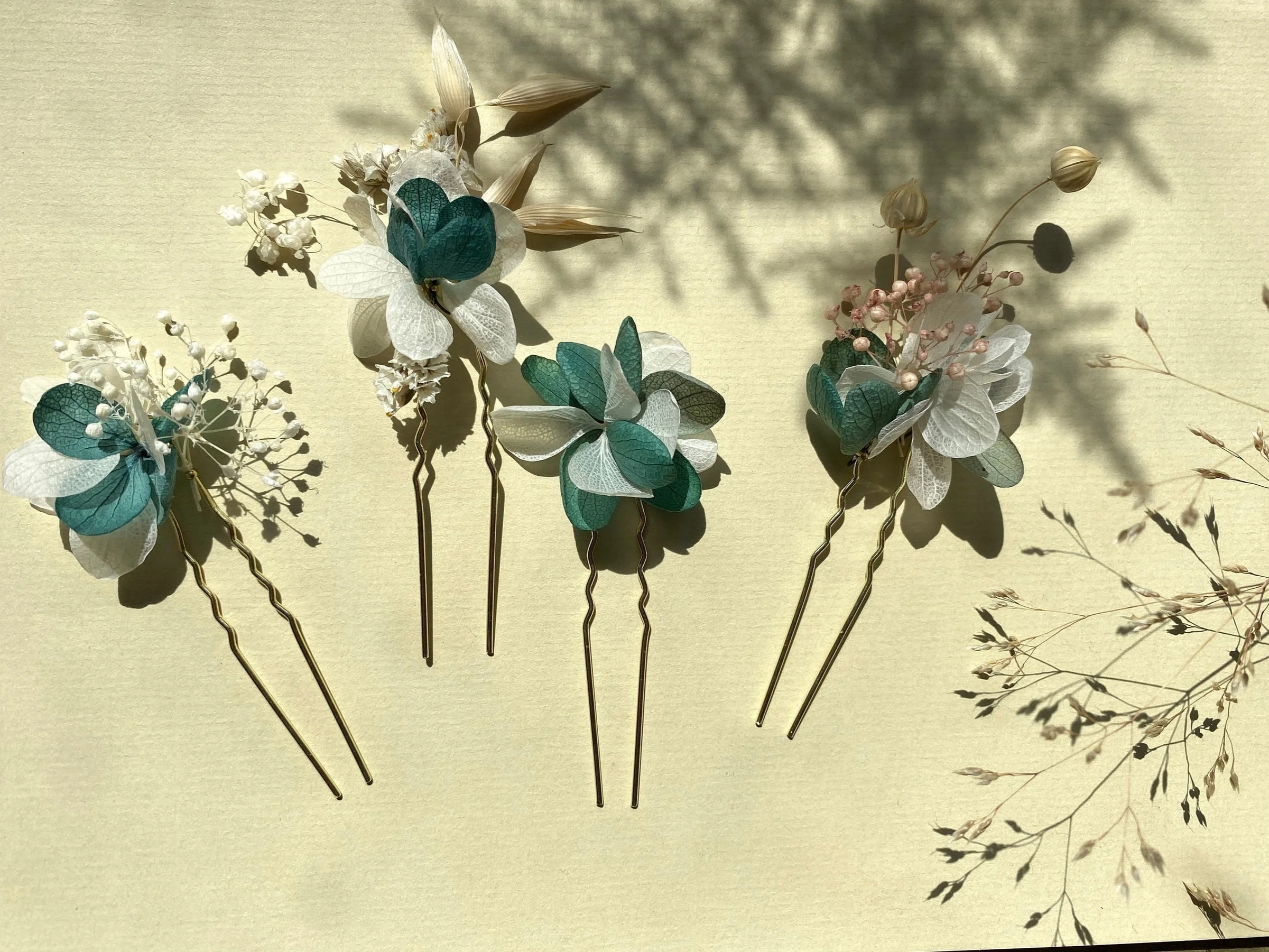 Bijou cheveux mariage: épingle coiffure mariée métal doré, fleurs blanches Sublime