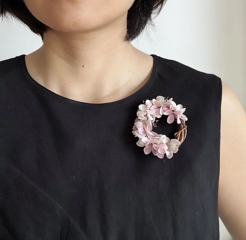 Magnetic Preserved Flower Brooch – Handmade Botanical Floral Jewelry Mother's Day gift - ombre pink