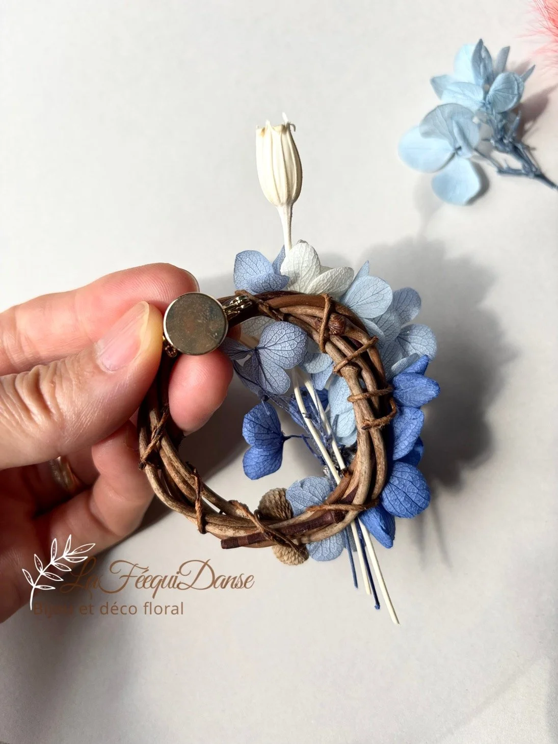 magnetic flower brooch blue white 1.JPG