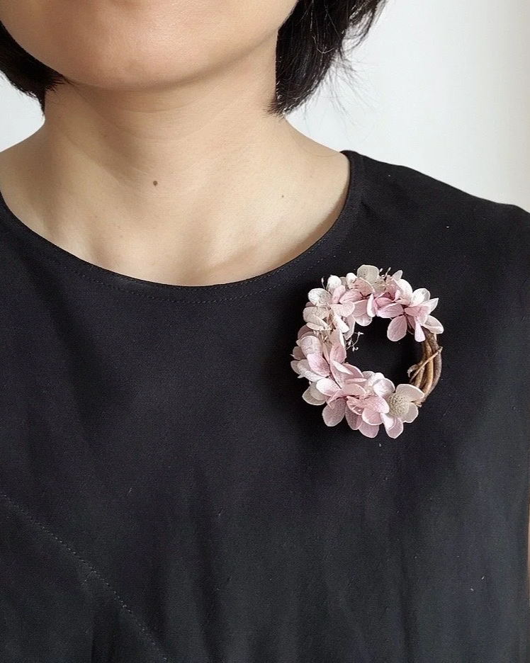 magnetic-preserved-flower-brooch-gradient+pink.png