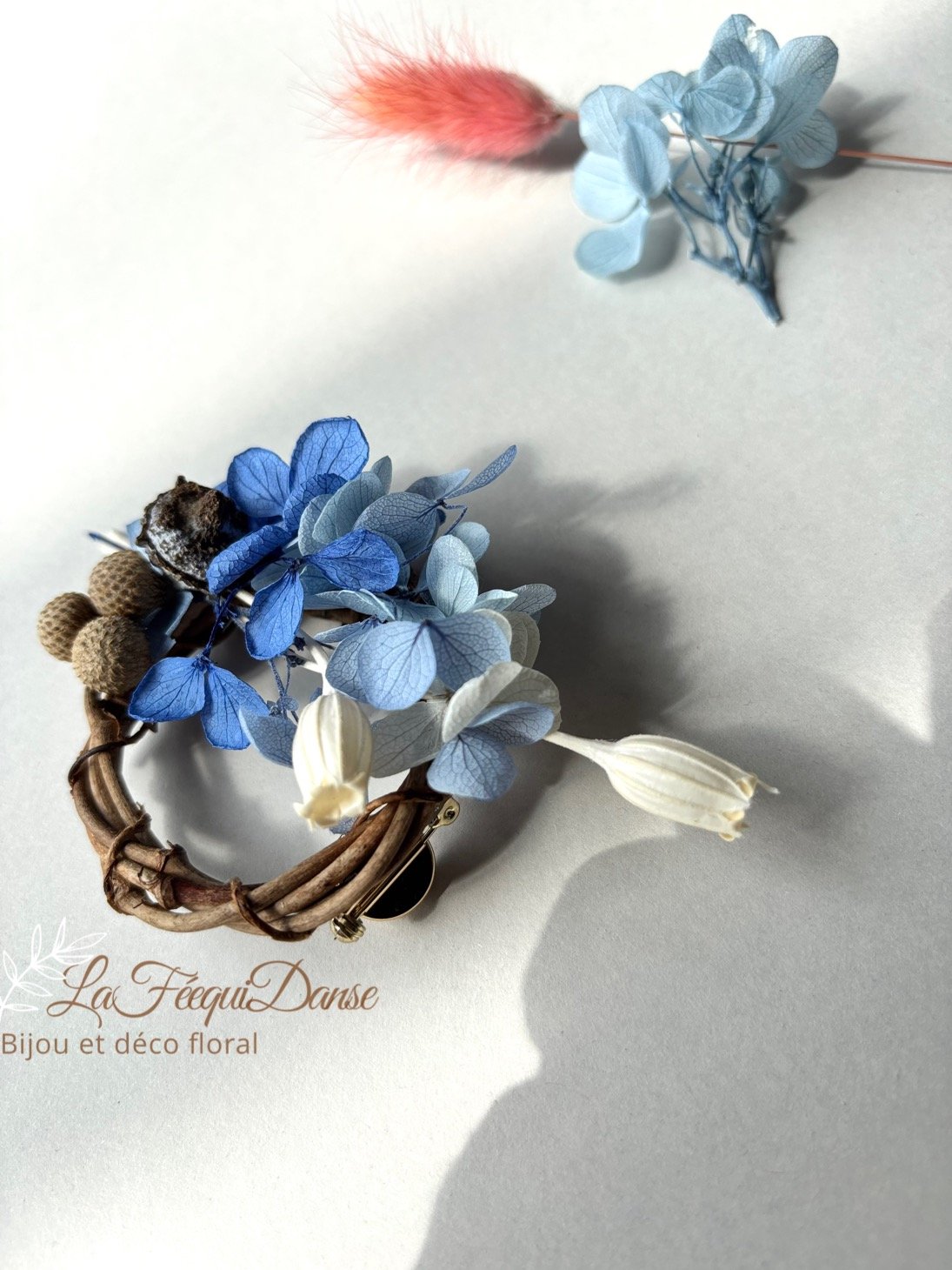 magnetic flower brooch blue white 2.JPG