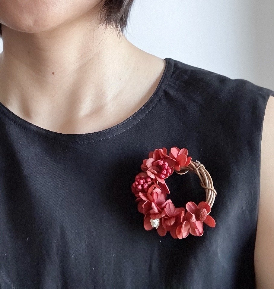 magnetic-preserved-flower-brooch-teracotta.JPG